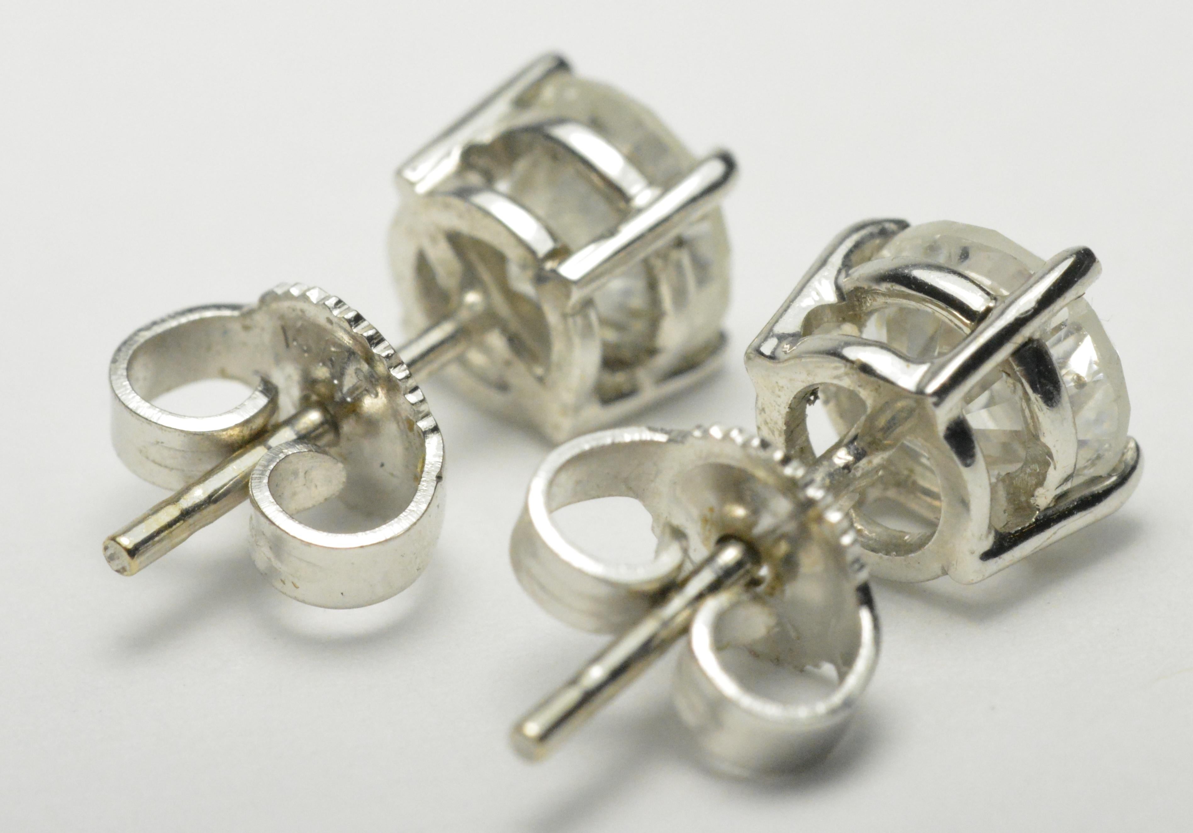 Boucles d'oreilles en diamant sur monture en or blanc 14k.
Estampillé 14k et pèse 1,6 gramme.
Les diamants ronds de taille brillant sont de couleur G, H, I, Si à  Clarté i1, bonnes coupes, 1,50 carats au total.
Les montures à quatre griffes sont