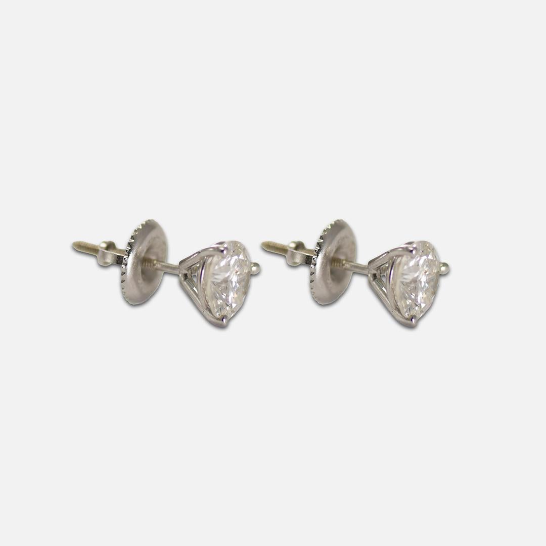 Orecchini con diamanti, brillanti rotondi. 
Buona simmetria.
.72 ct, colore da H a I, purezza i1.
.79ct,  Colore H a I, chiarezza i1 
                                                                                 