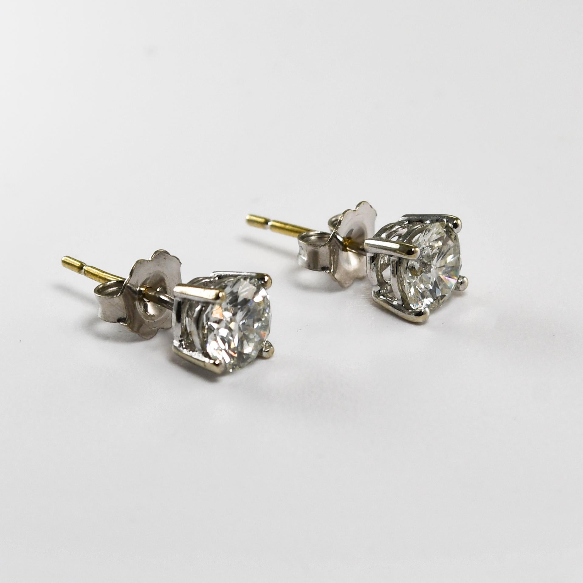 Orecchini con diamanti in oro bianco 14k.
Timbrato 14k e peso lordo di 1,4 grammi.
I diamanti hanno un peso totale di 1,60 carati, colore da H a i, purezza i1, taglio buono.
Ci sono dei perni con chiusura a frizione per le orecchie