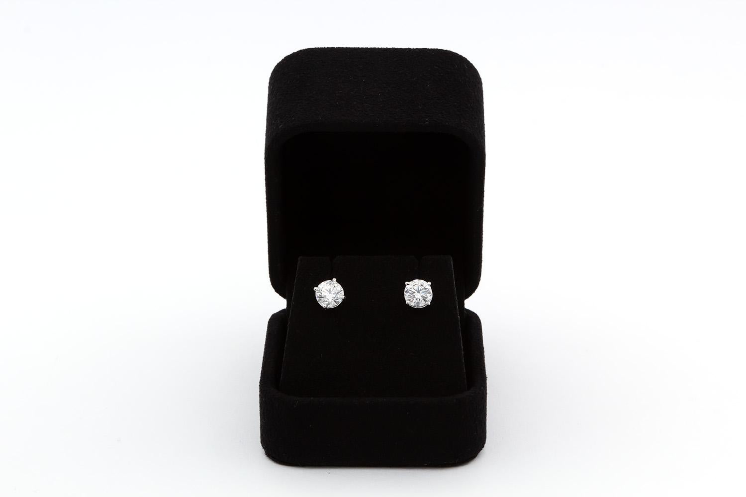 Clous d'oreilles en or blanc 14 carats et diamants 1,80 ctw support à vis en vente 4