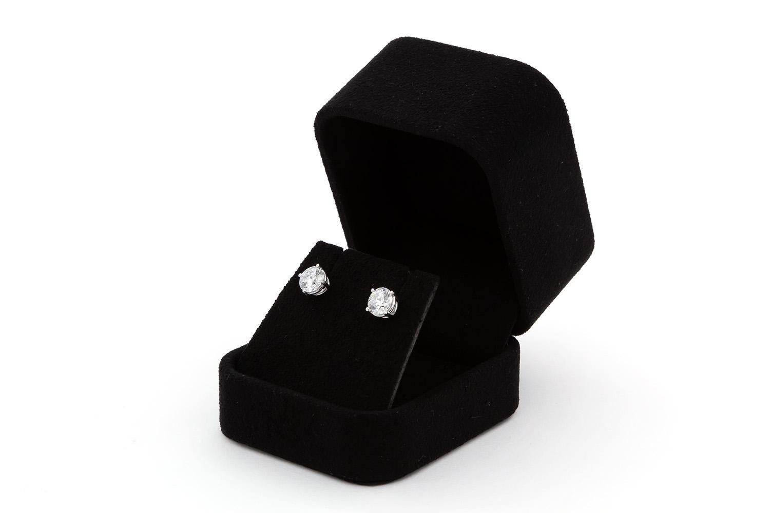 Clous d'oreilles en or blanc 14 carats et diamants 1,80 ctw support à vis en vente 5