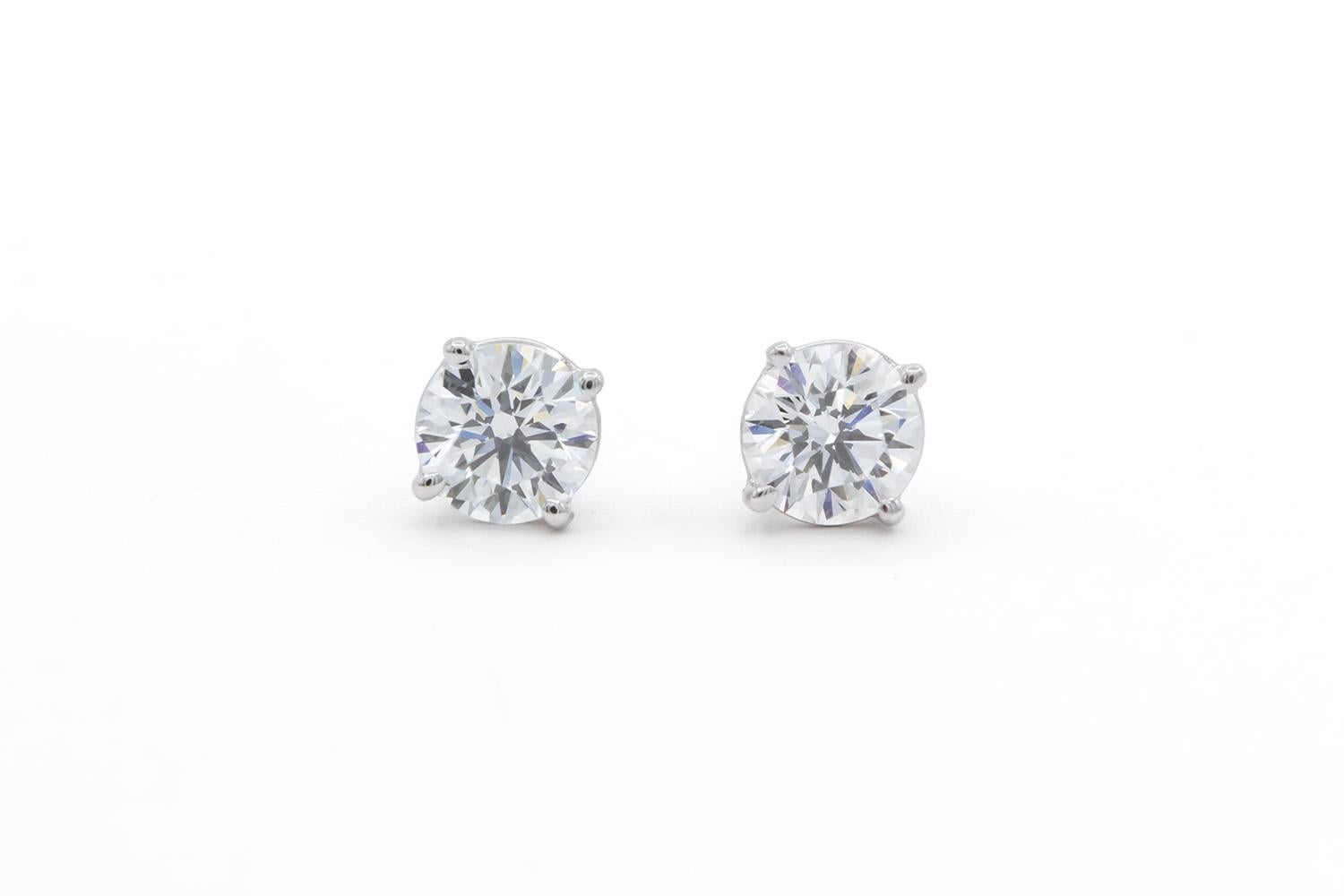 Contemporain Clous d'oreilles en or blanc 14 carats et diamants 1,80 ctw support à vis en vente