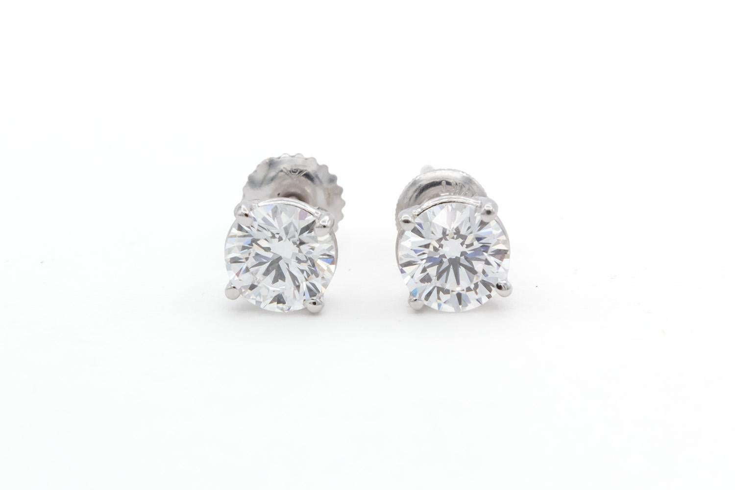 Clous d'oreilles en or blanc 14 carats et diamants 1,80 ctw support à vis en vente 1