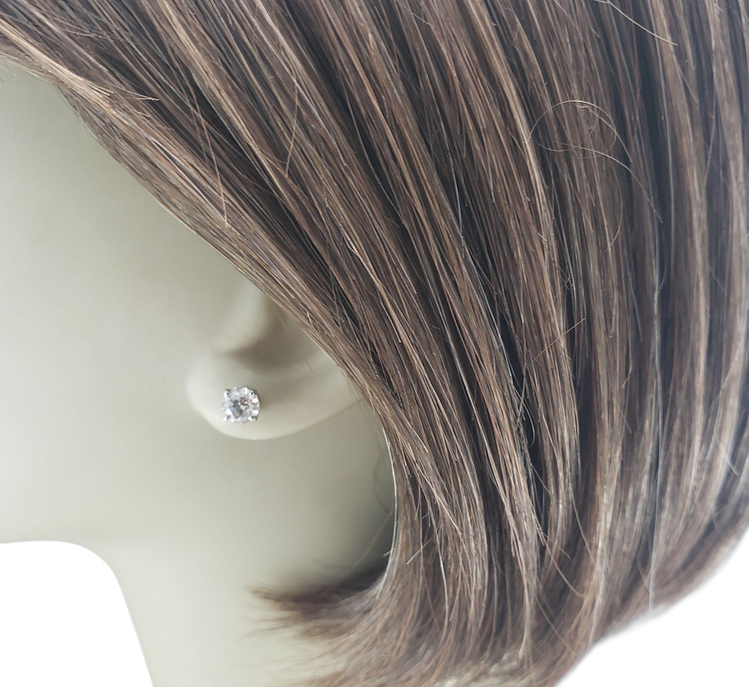 Orecchini con diamante in oro bianco 14K #23053 in vendita 1