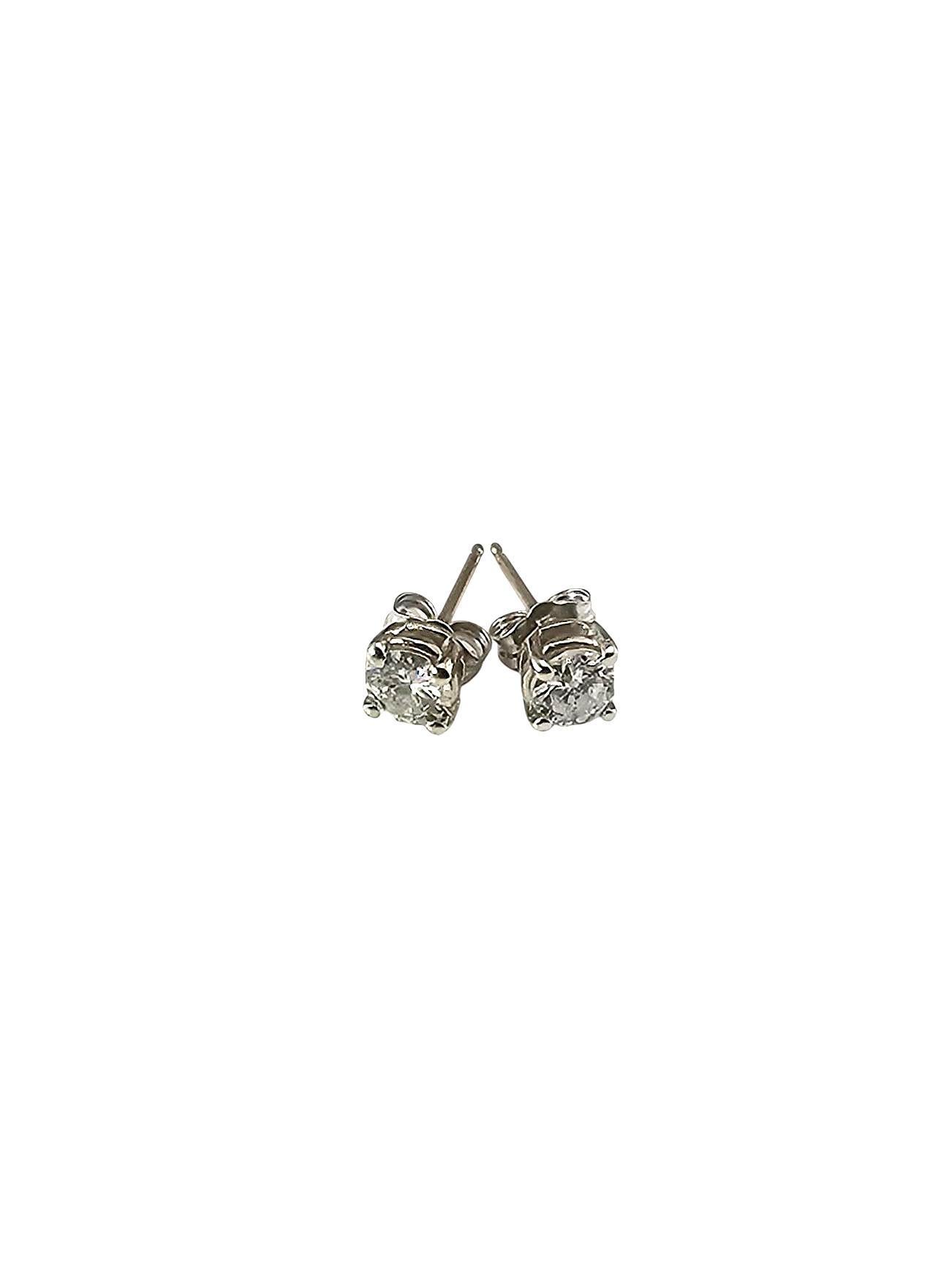 Boucles d'oreilles en or blanc 14K avec diamants-

Ces boucles d'oreilles intemporelles présentent chacune un diamant rond de taille brillant* serti dans de l'or blanc 14 carats classique. Un éclat classique et quotidien qui ne se démode jamais.