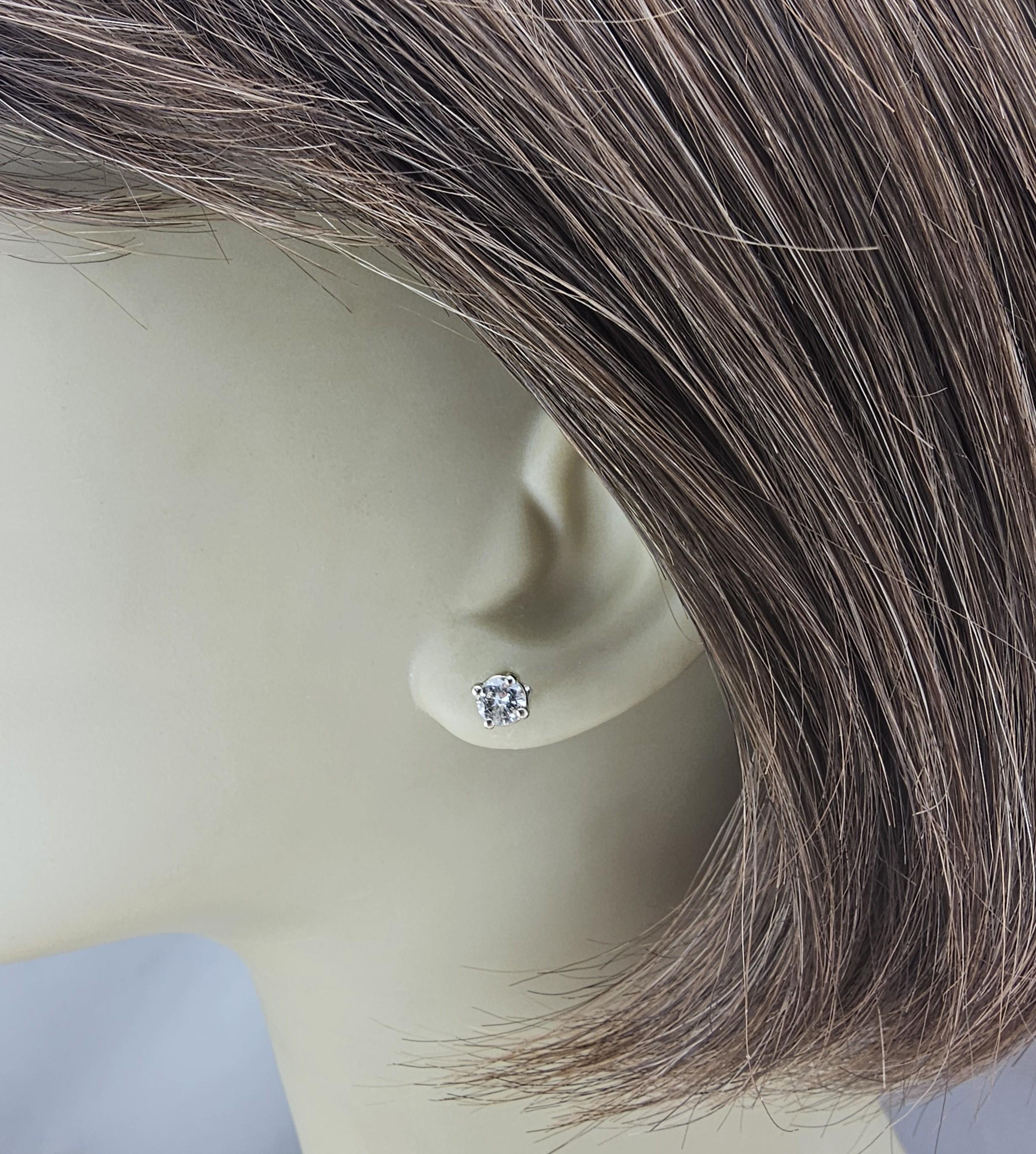 Boucles d'oreilles en or blanc 14K avec diamants #23946 Pour femmes en vente