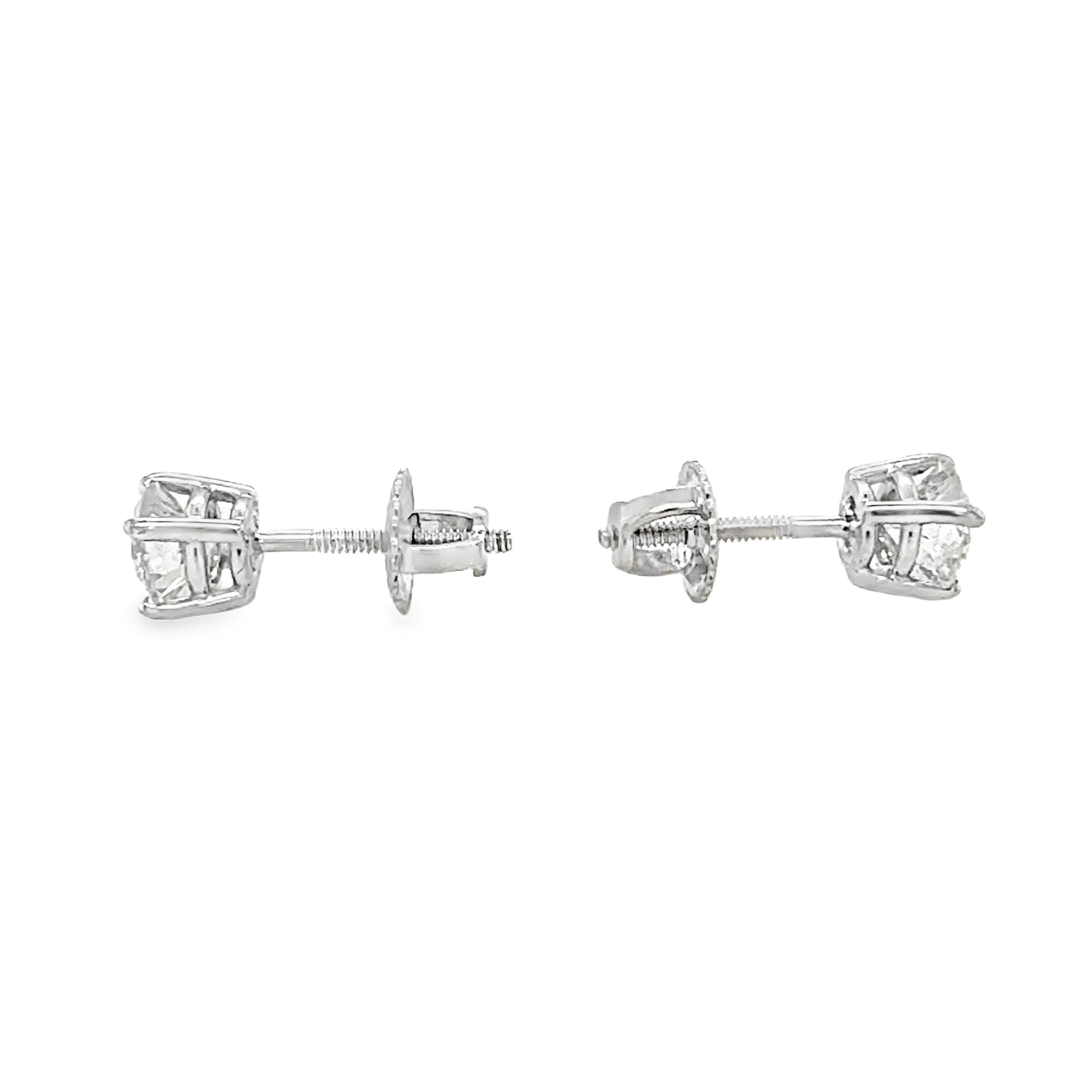 Queste intramontabili borchie con diamante in oro bianco 14K sono il connubio perfetto tra eleganza classica e vestibilità quotidiana. I due diamanti rotondi taglio brillante, per un totale di 1 carato (0,50 carati ciascuno), presentano un colore
