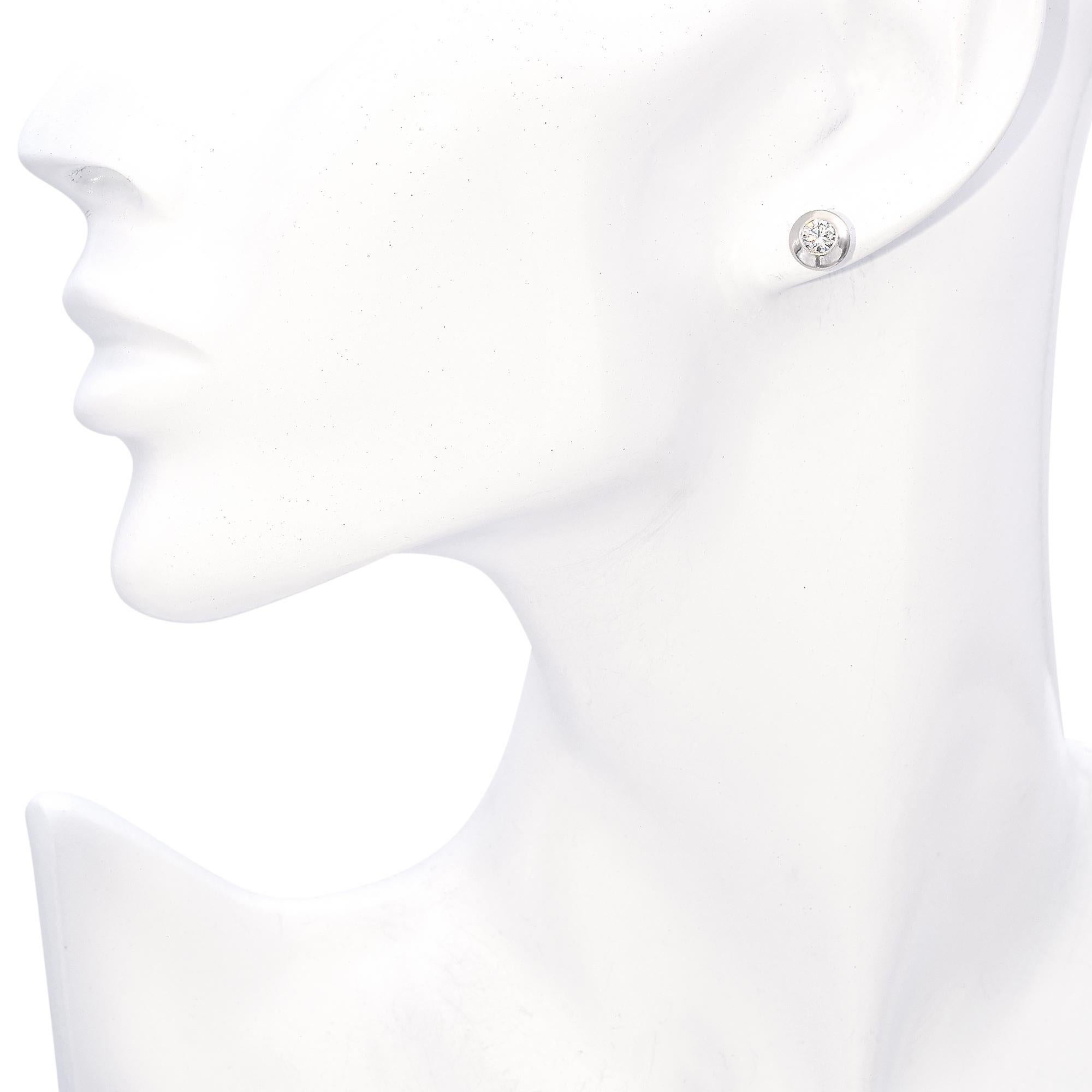 Eleganza con questi orecchini a perno in oro bianco 14k con diamanti taglio brillante. I diamanti bianchi incontaminati offrono uno splendore senza tempo, ideale per qualsiasi evento sofisticato o per il lusso di tutti i giorni. Elegante,