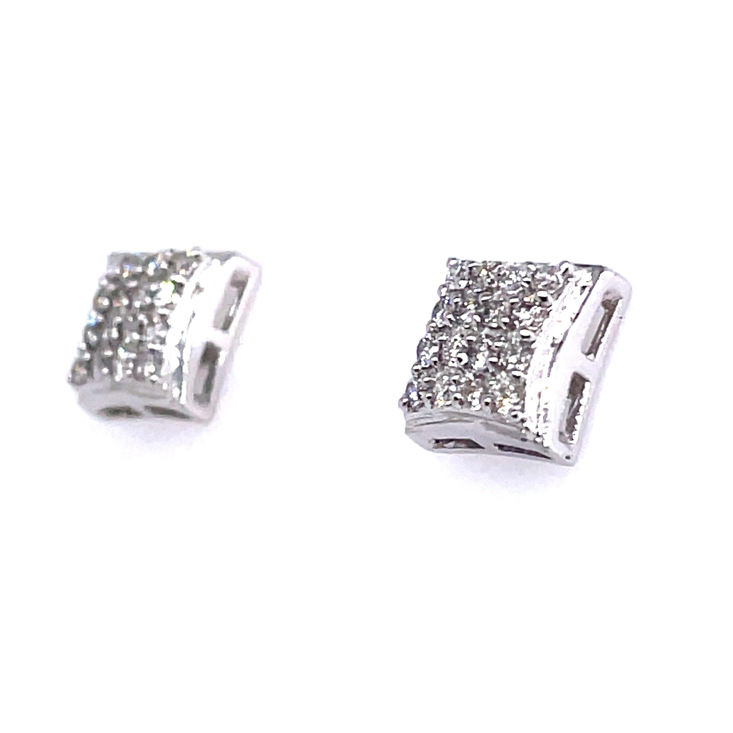 14k White Gold Diamond Stud Earrings In New Condition For Sale In Hong Kong, HK