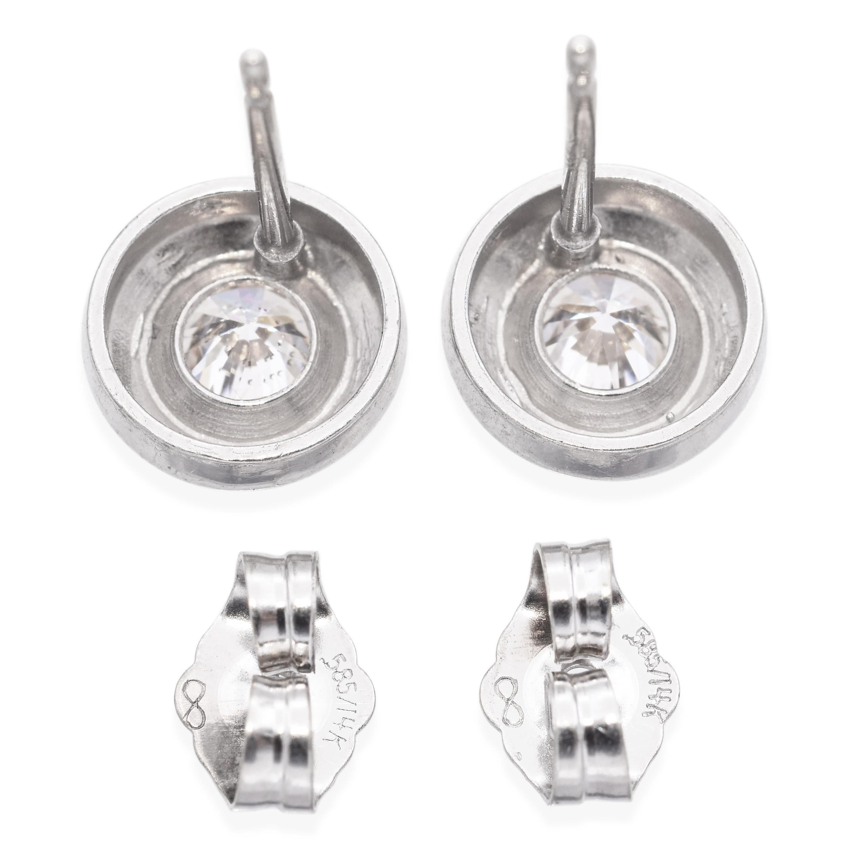 Orecchini con diamante in oro bianco 14K In condizioni buone in vendita a New York, NY