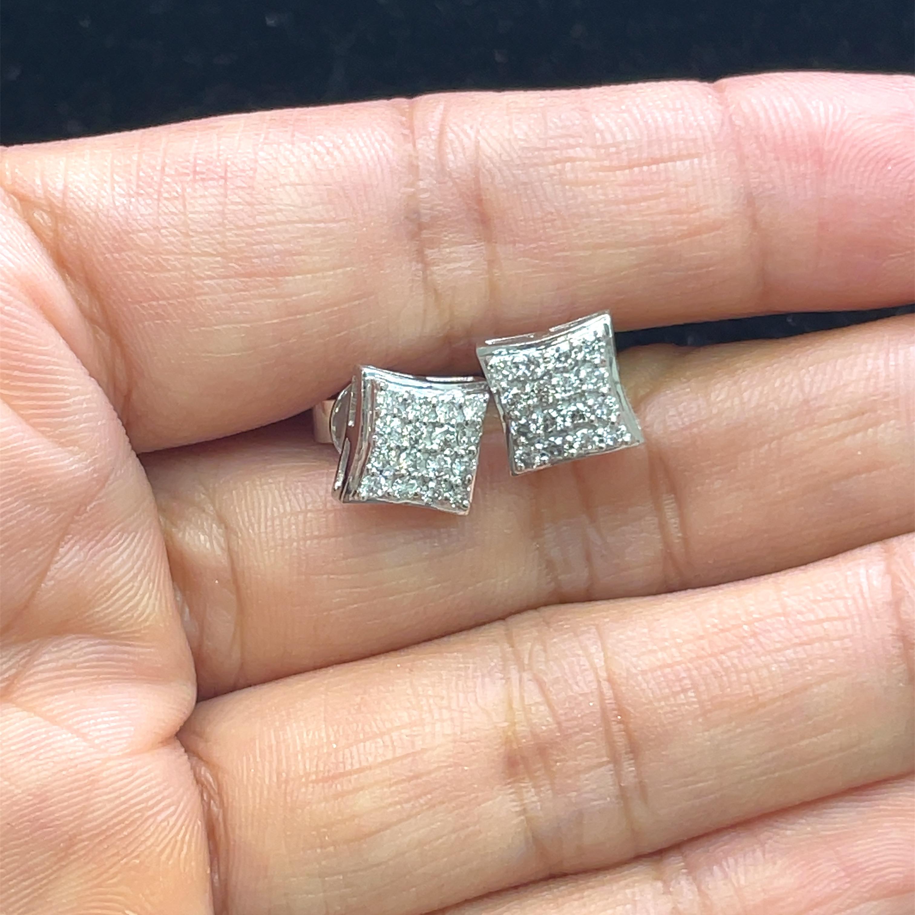 Boucles d'oreilles en or blanc 14k avec diamants  Pour femmes en vente