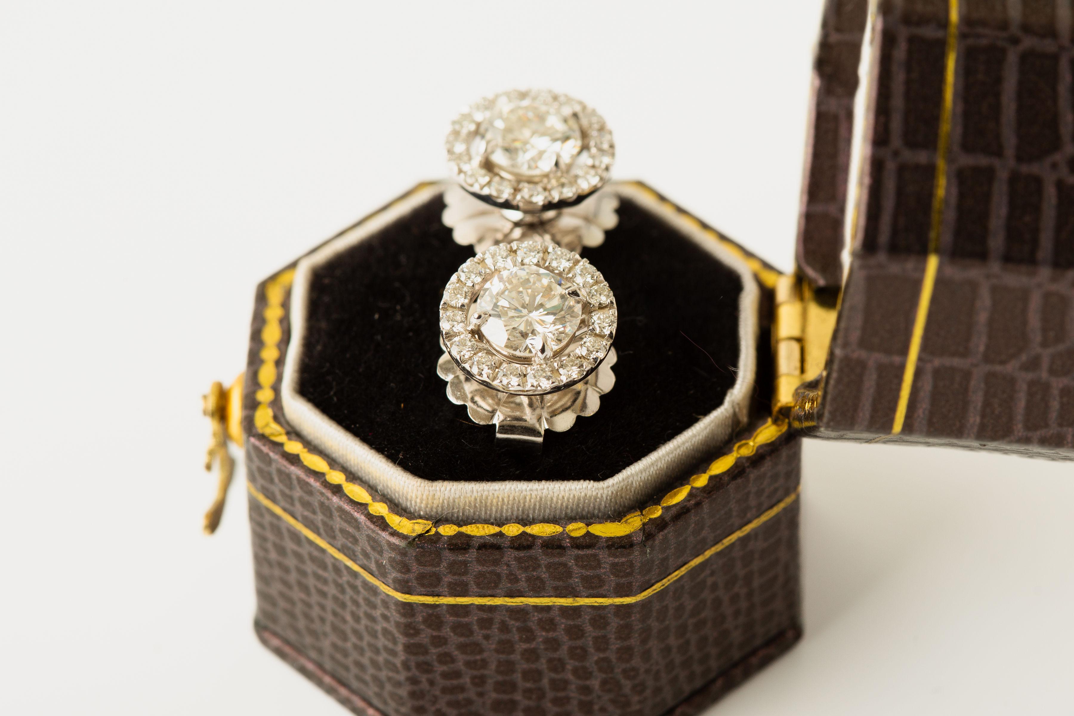 Borchie in oro bianco 14k con diamante aureolato/1,75 carati/ in vendita 5