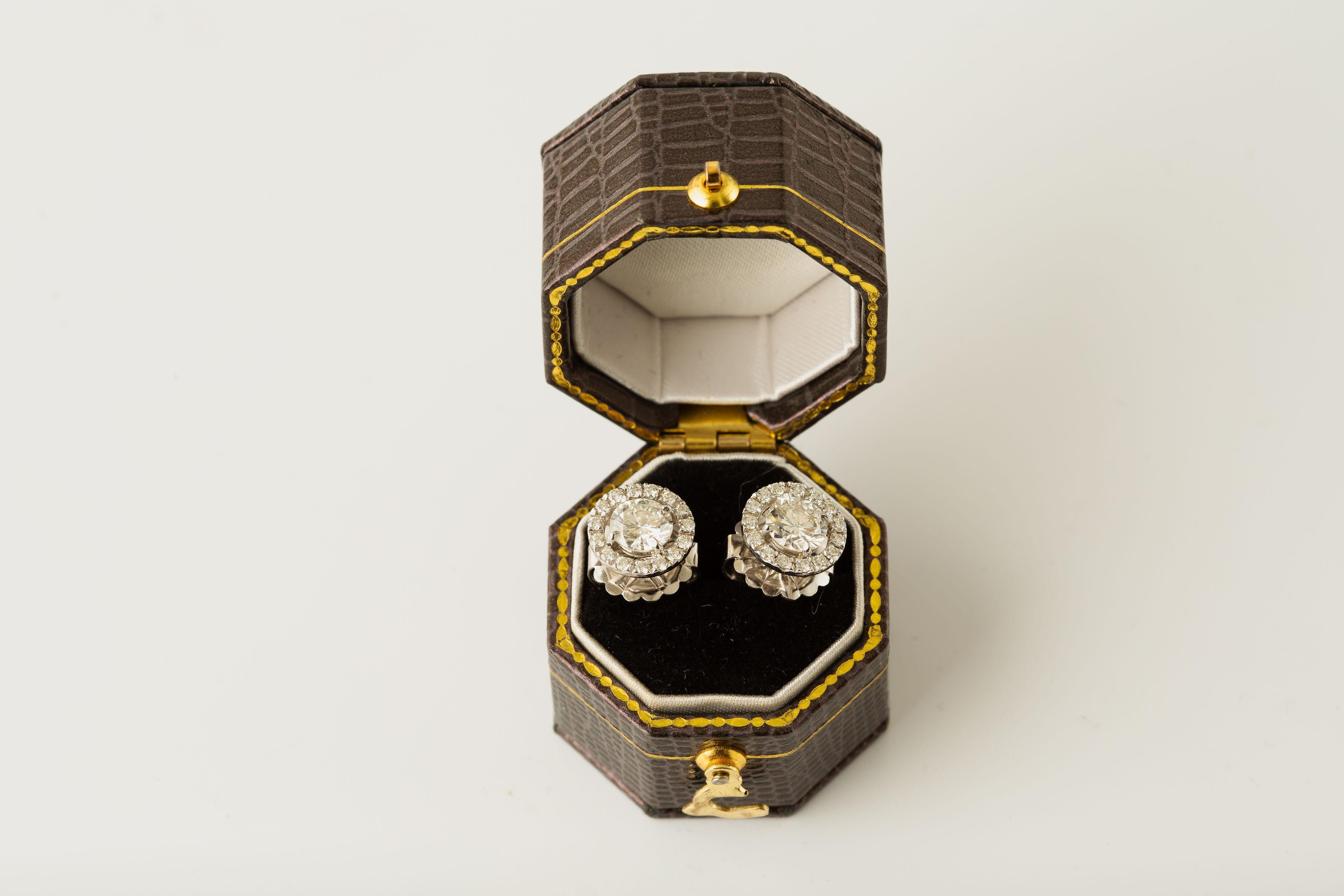 Borchie in oro bianco 14k con diamante aureolato/1,75 carati/ in vendita 6