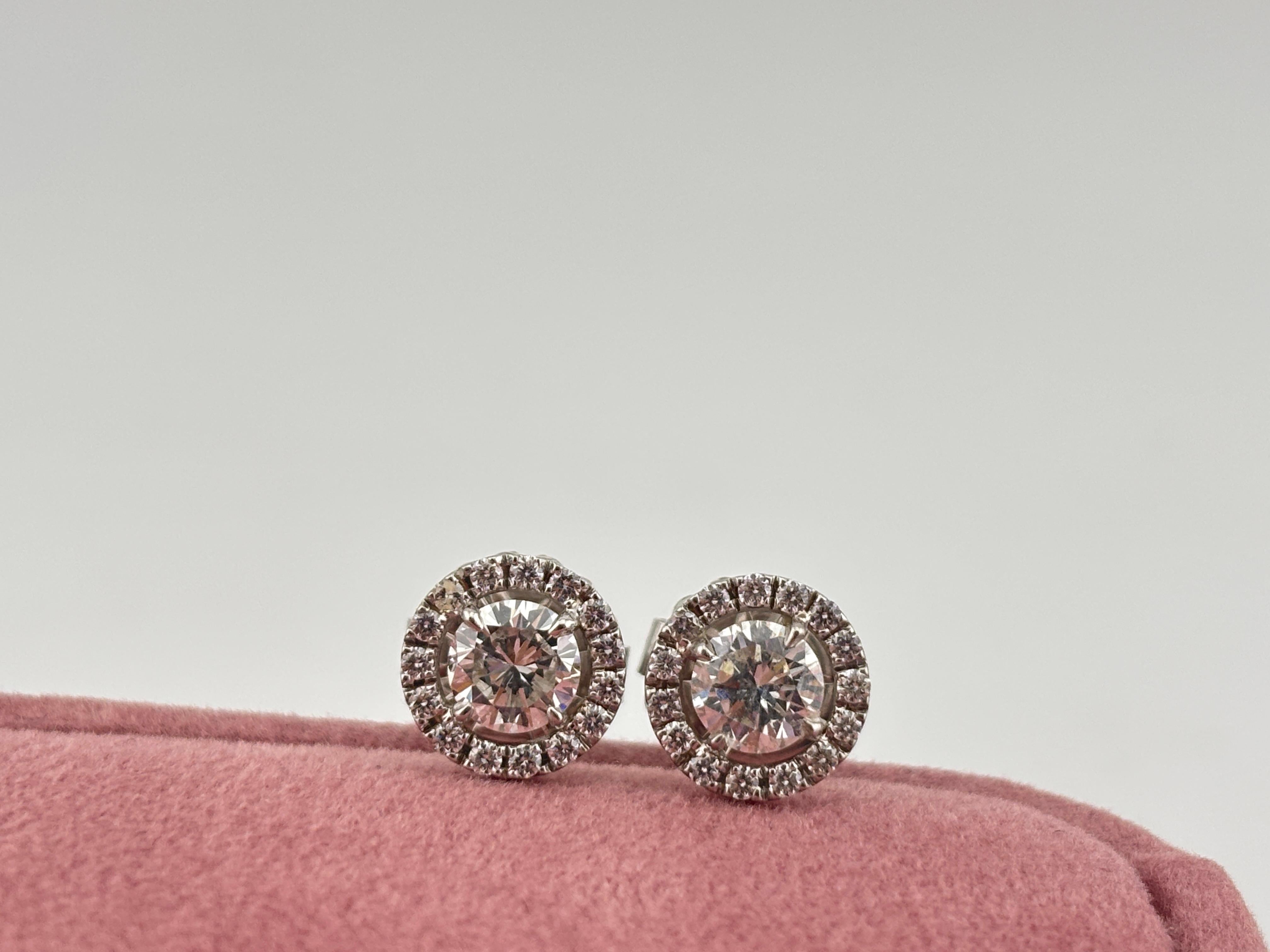 Borchie in oro bianco 14k con diamante aureolato/1,75 carati/ in vendita 8