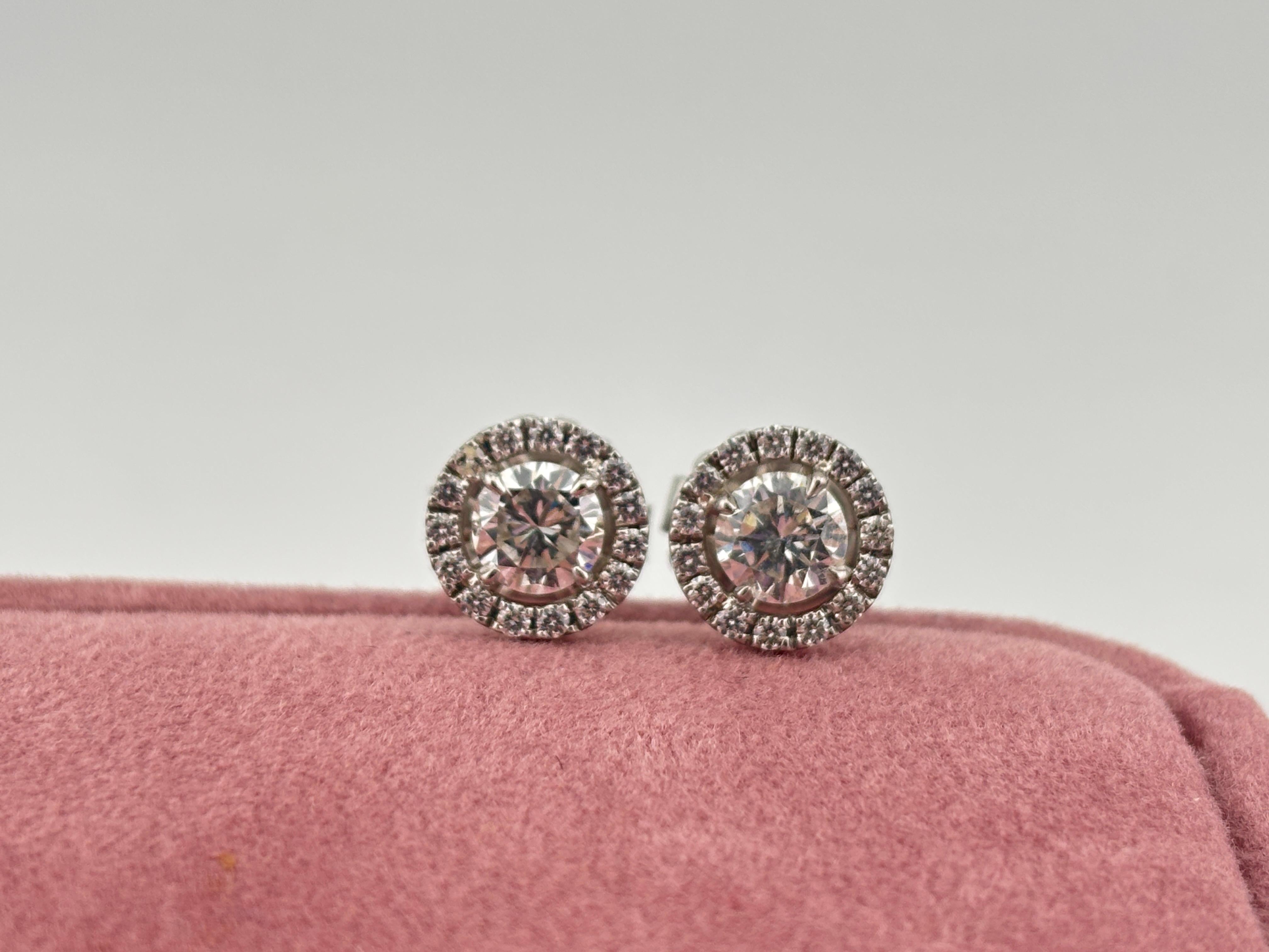 Borchie in oro bianco 14k con diamante aureolato/1,75 carati/ in vendita 9