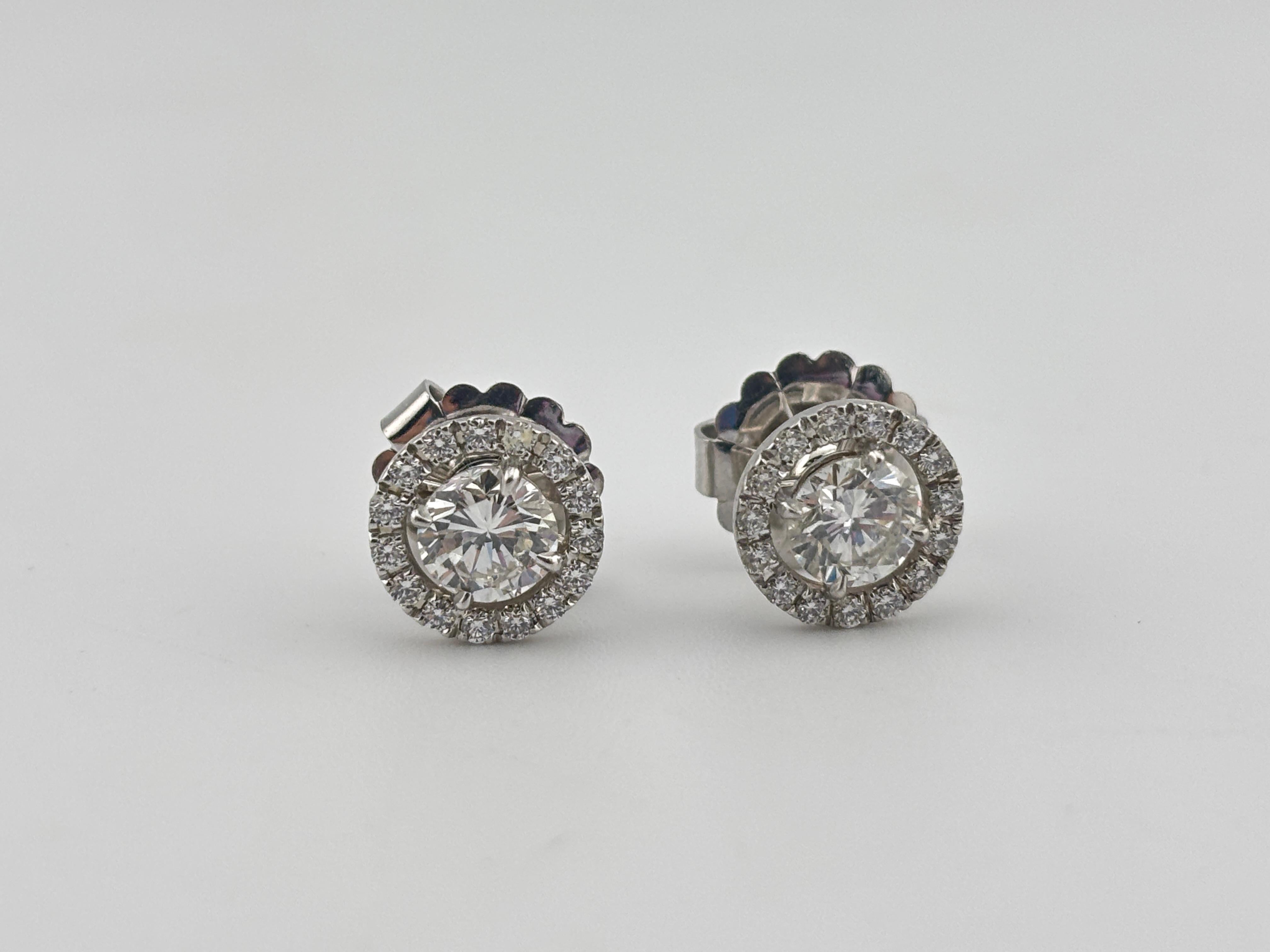 Borchie in oro bianco 14k con diamante aureolato/1,75 carati/ in vendita 10