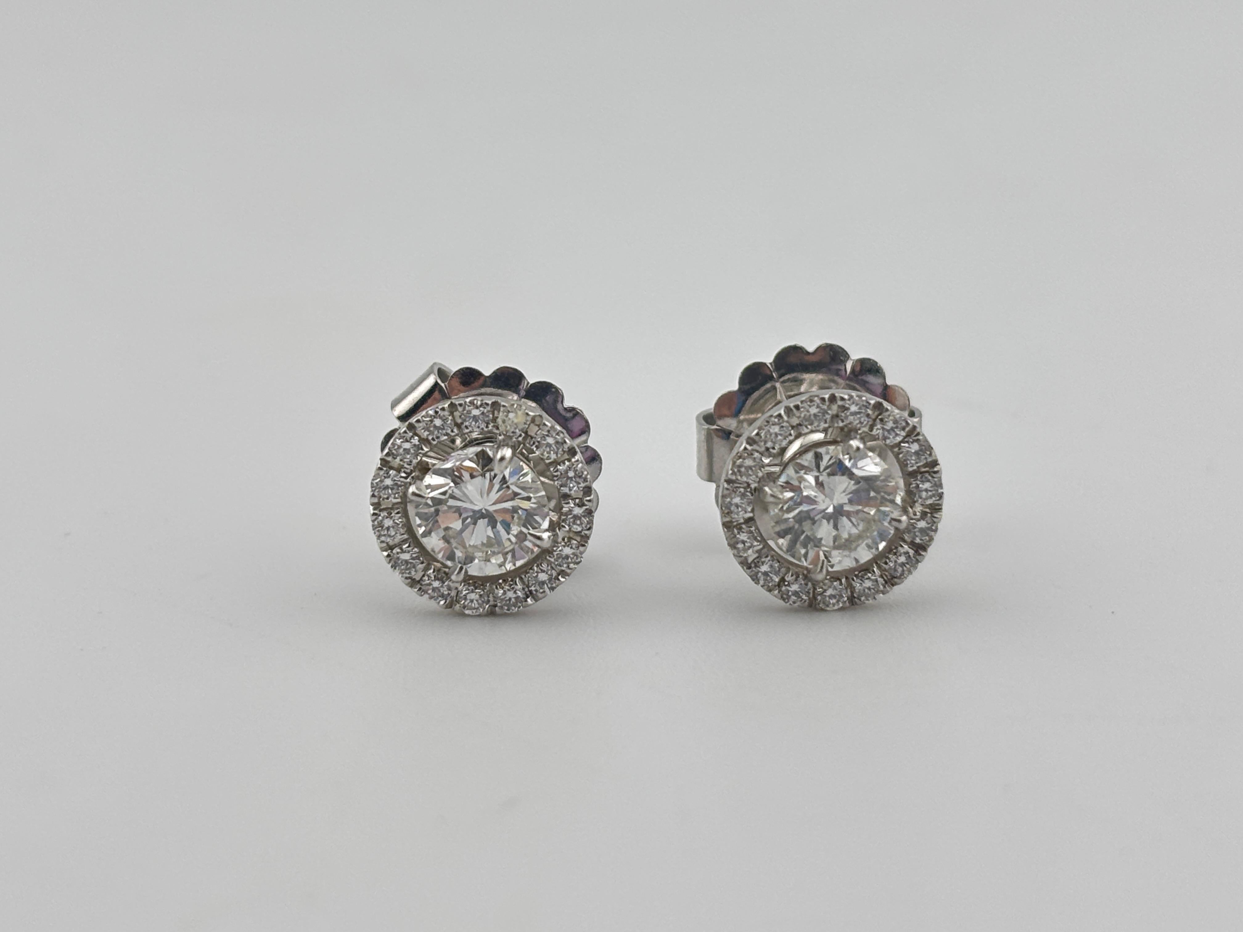 Borchie in oro bianco 14k con diamante aureolato/1,75 carati/ in vendita 11