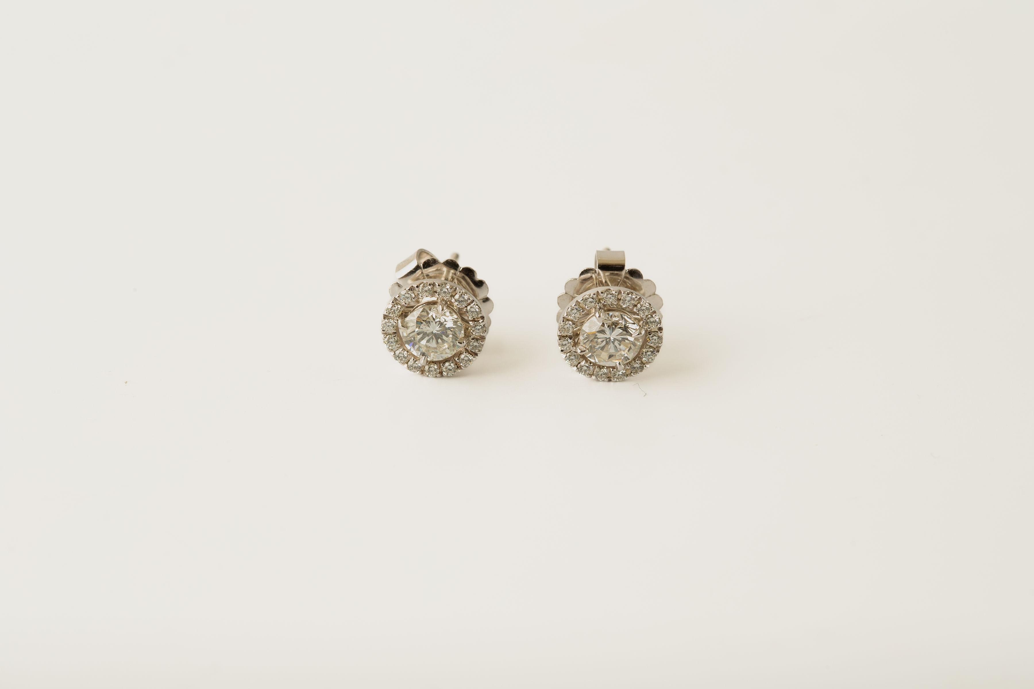 Taglio brillante Borchie in oro bianco 14k con diamante aureolato/1,75 carati/ in vendita