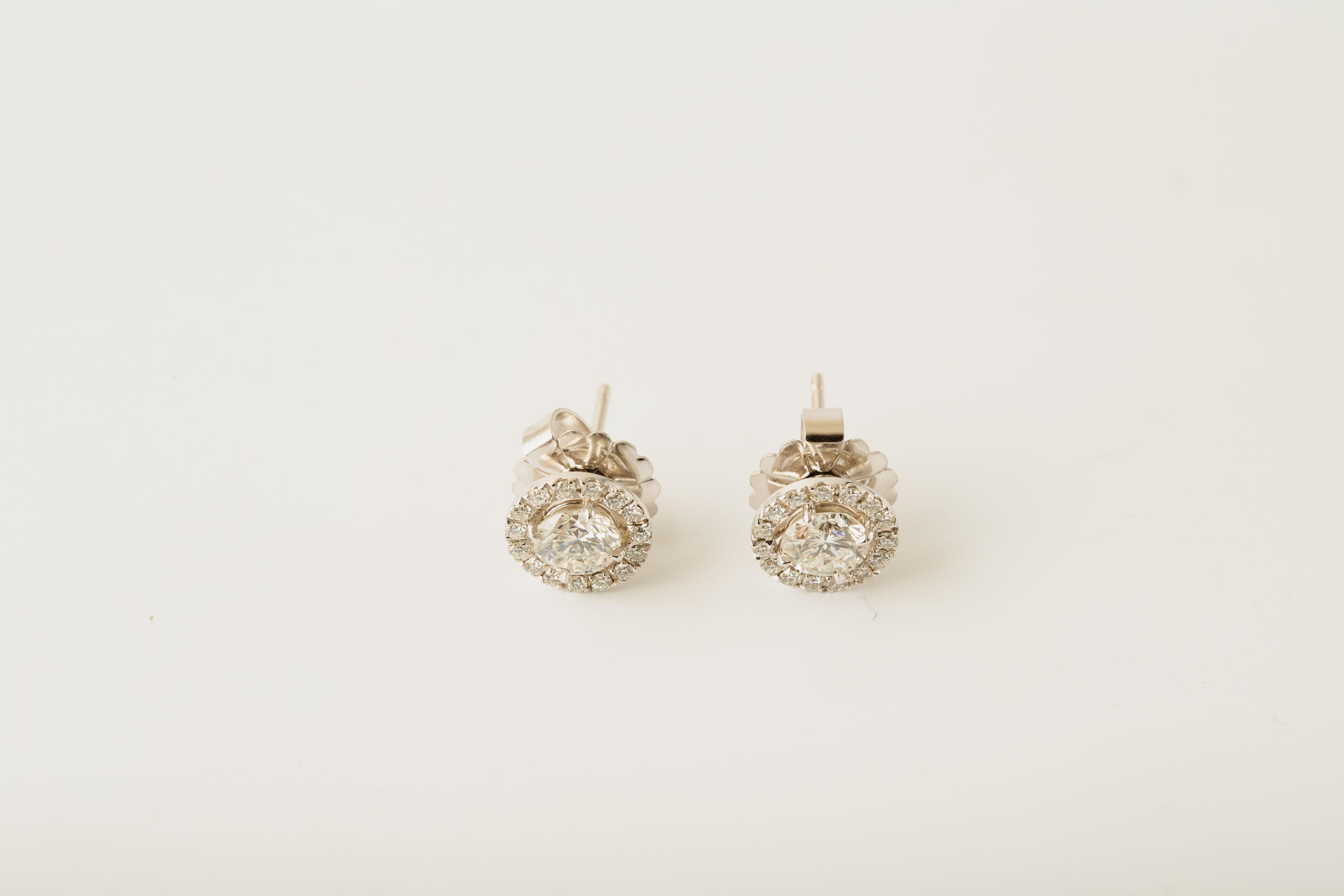 Borchie in oro bianco 14k con diamante aureolato/1,75 carati/ In condizioni buone in vendita a Bernardsville, NJ