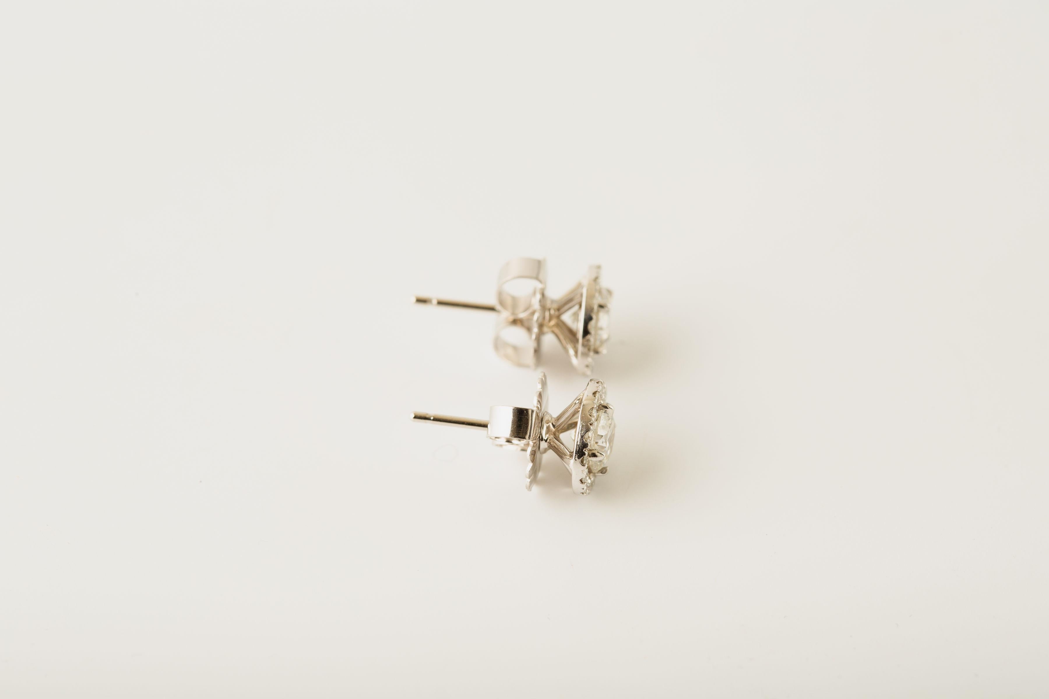 Borchie in oro bianco 14k con diamante aureolato/1,75 carati/ in vendita 2