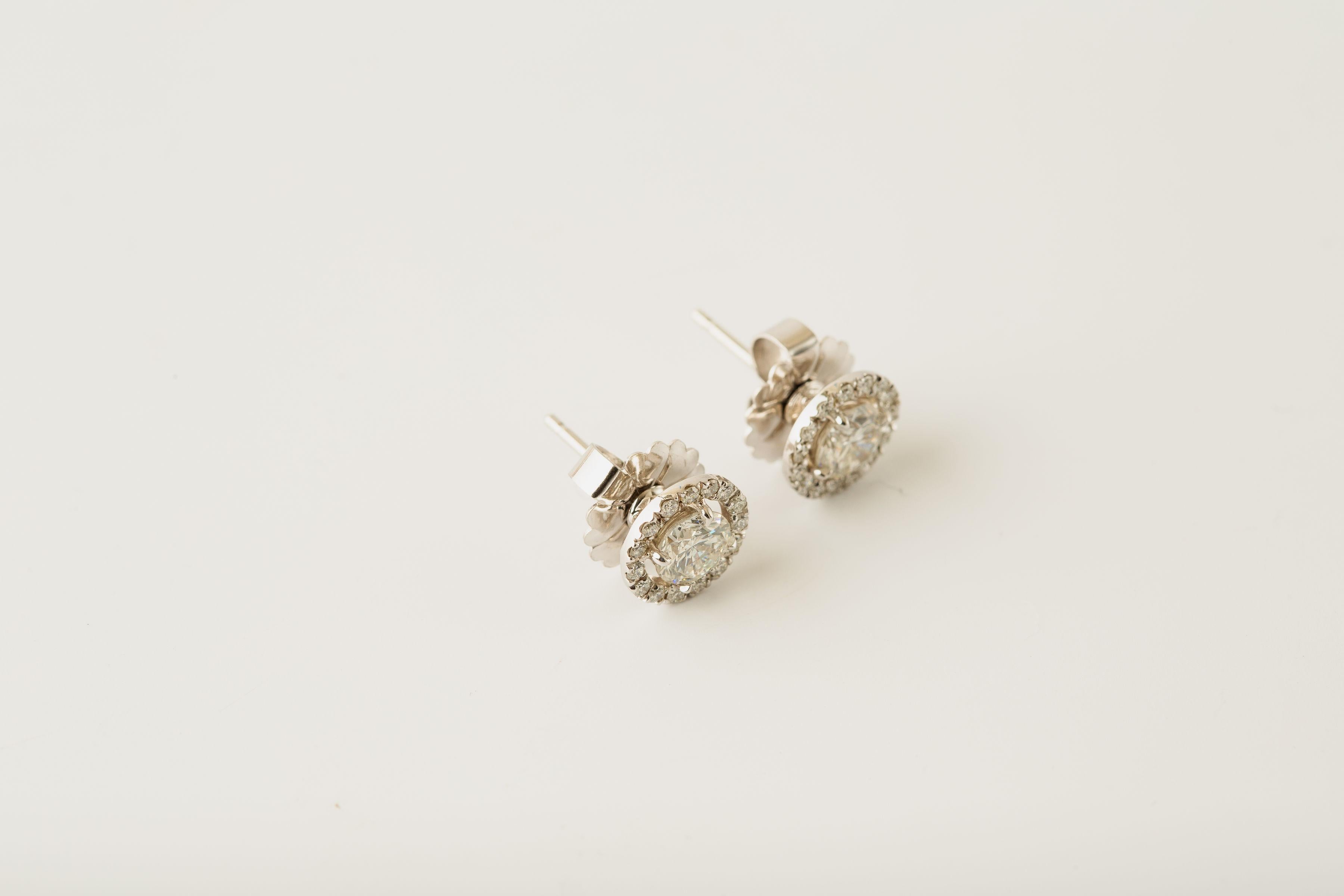 Borchie in oro bianco 14k con diamante aureolato/1,75 carati/ in vendita 3