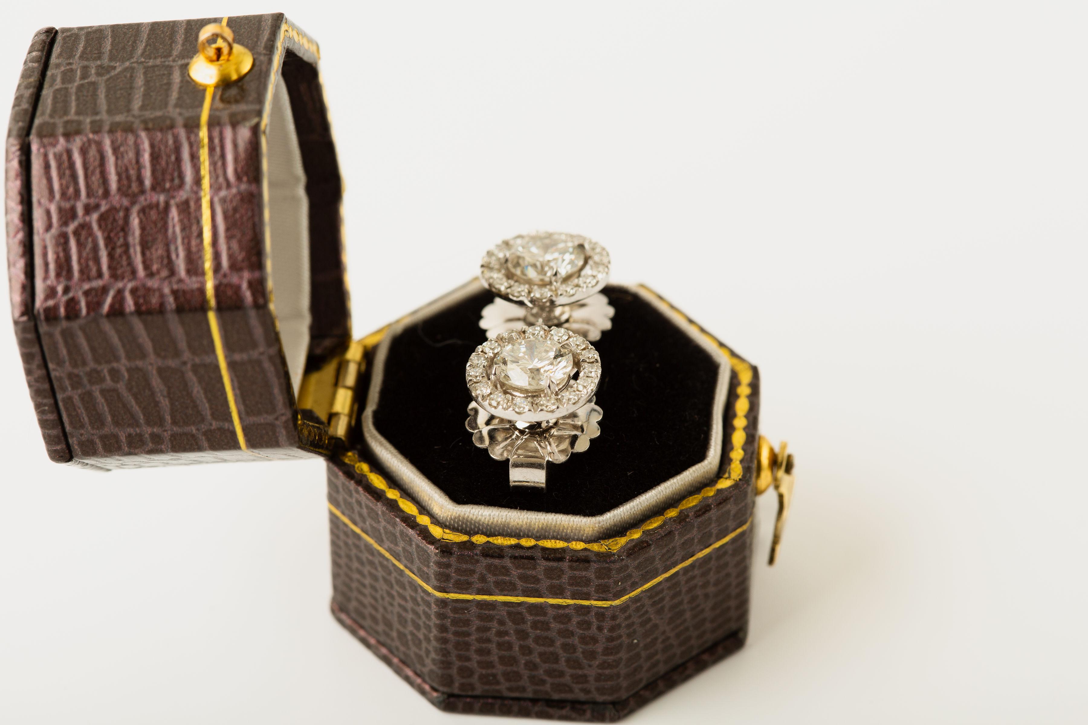 Borchie in oro bianco 14k con diamante aureolato/1,75 carati/ in vendita 4