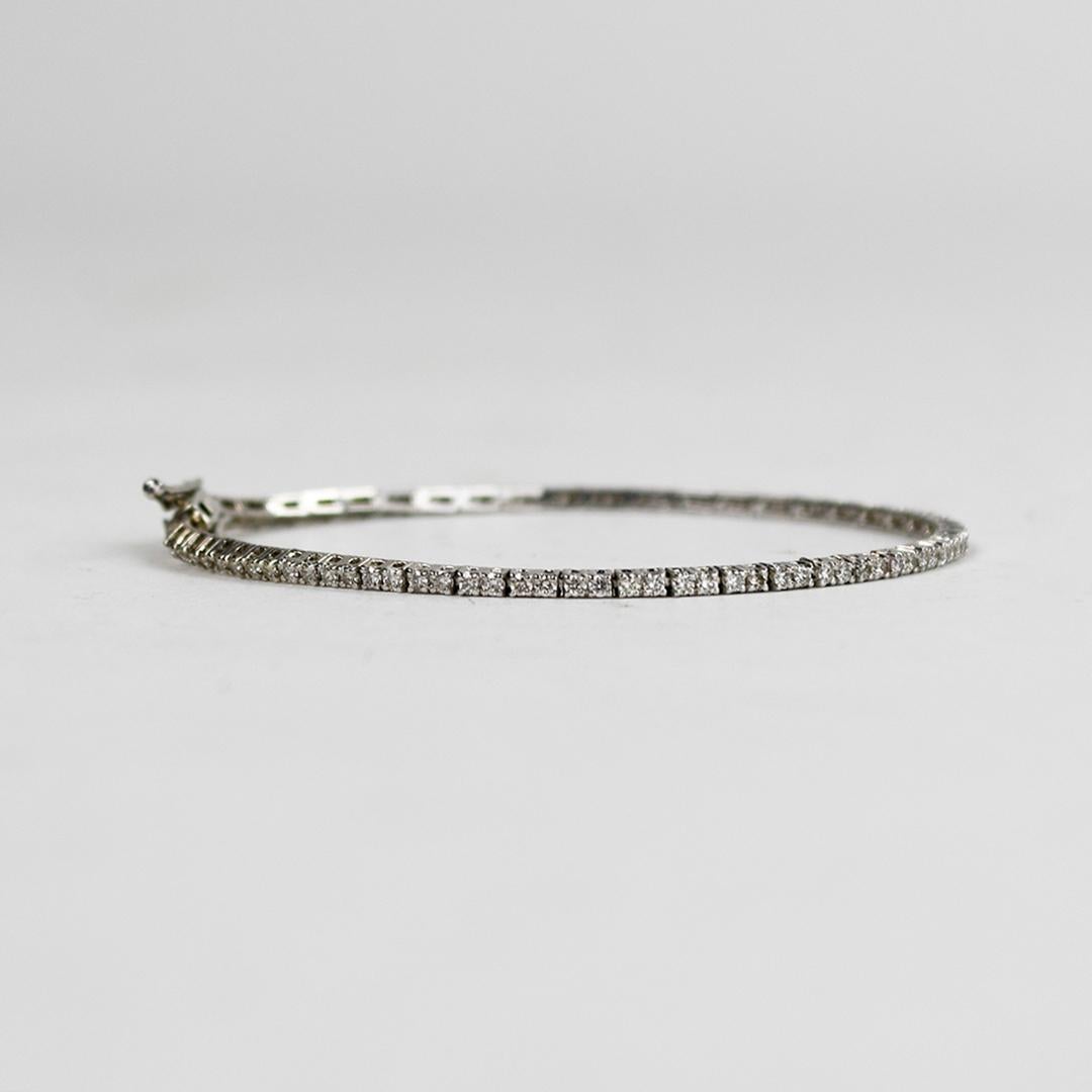 Bracelet de tennis en or blanc 14k et diamants.
Estampillé 14k et testé à 56,5% d'or à l'aide d'un analyseur de métaux XRF.
Le bracelet pèse 4.6 grammes.
Les diamants sont de taille ronde et brillante, de couleur I, de pureté Si, et totalisent 0,50