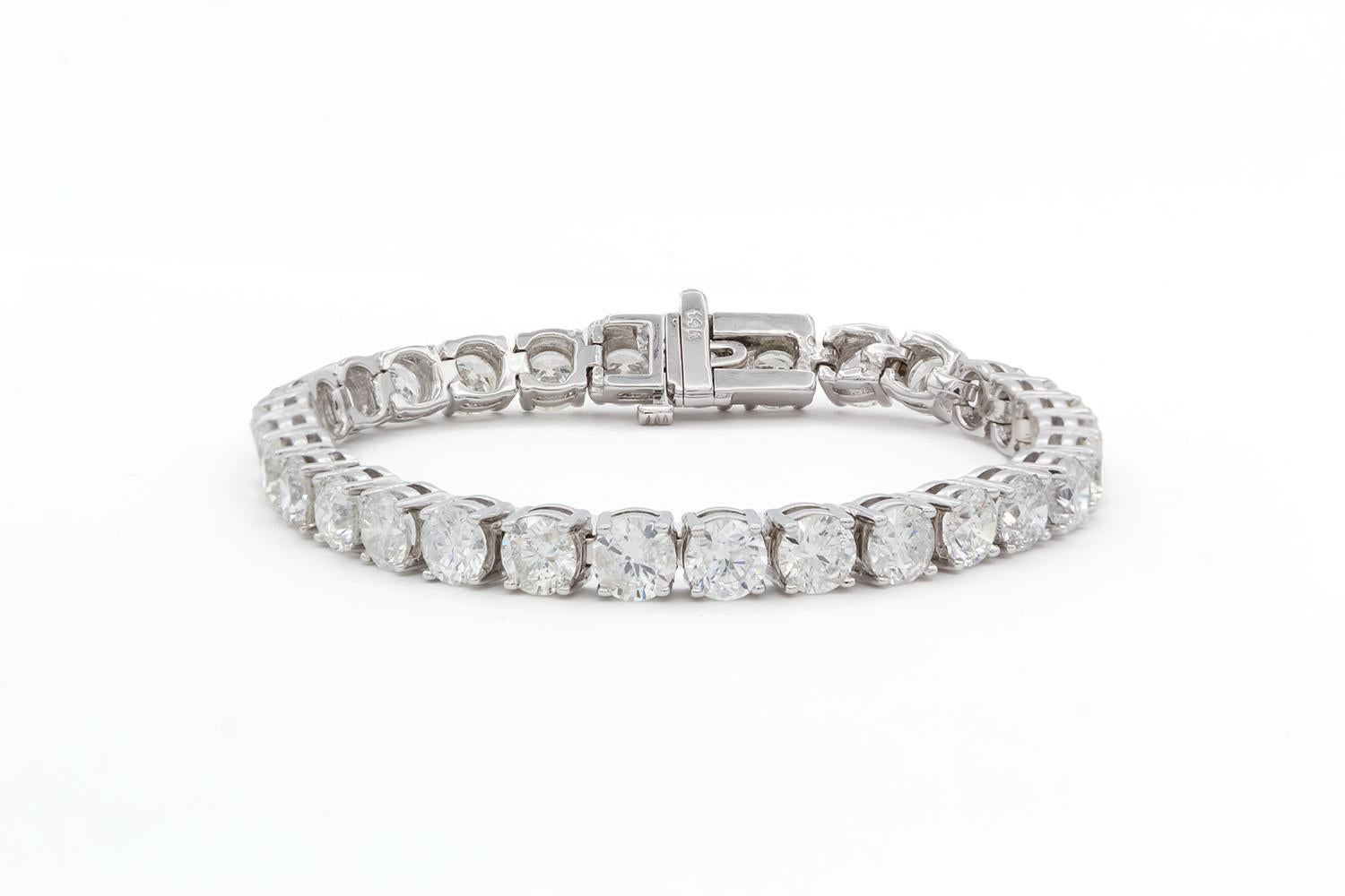 Wir freuen uns, Ihnen dieses wunderschöne Tennisarmband aus 14k Weißgold und Diamanten präsentieren zu können. Er ist mit 30 runden Diamanten im Brillantschliff besetzt, die in der Größe von 0,50 ct bis 0,70 ct abgestuft sind. Das Gesamtkaratgewicht