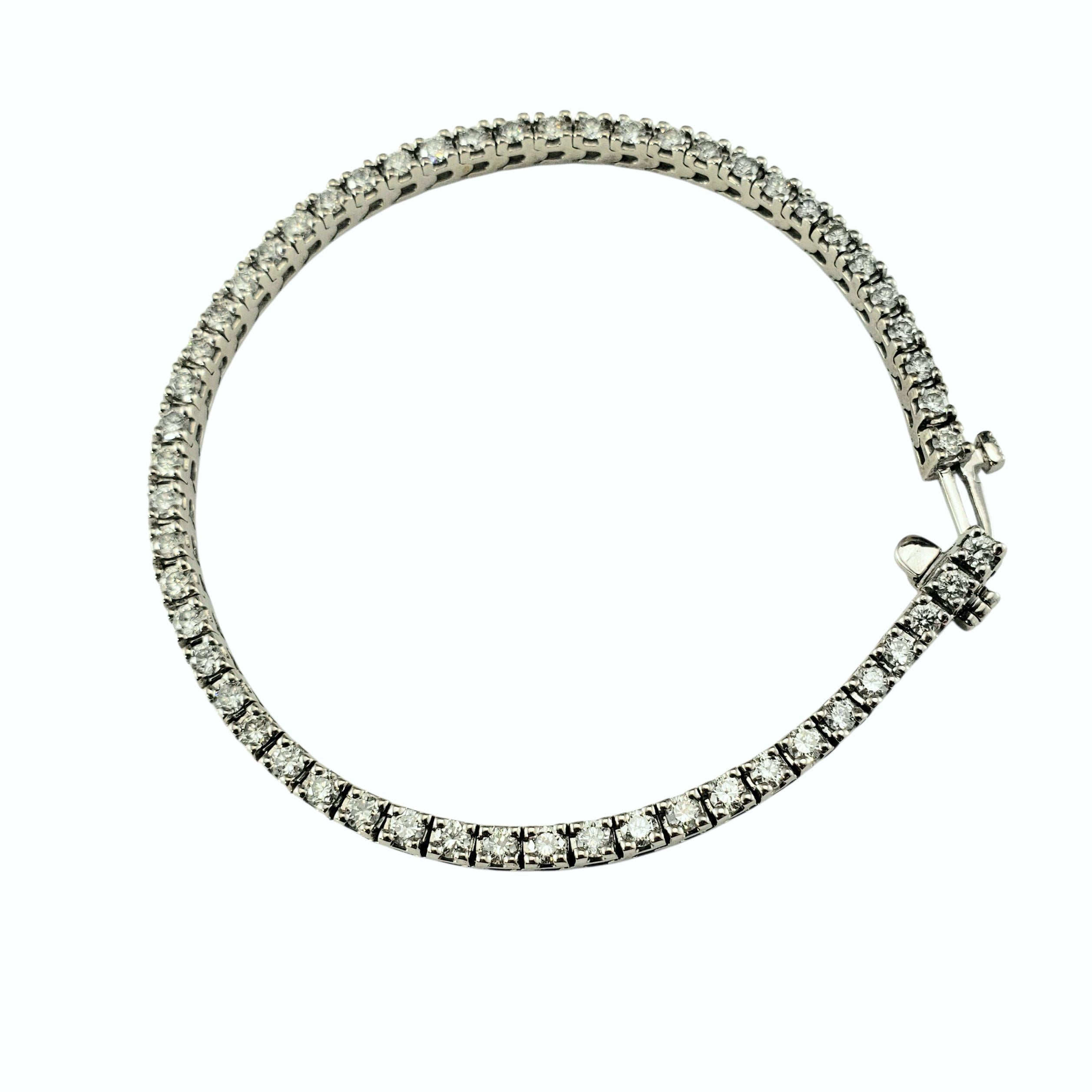 Pulsera de tenis de oro blanco de 14 quilates con diamantes

Este brazalete de tenis de oro blanco de 14 quilates, un clásico atemporal, presenta 54 diamantes redondos de talla brillante en una línea continua resplandeciente. Elegante y versátil, es
