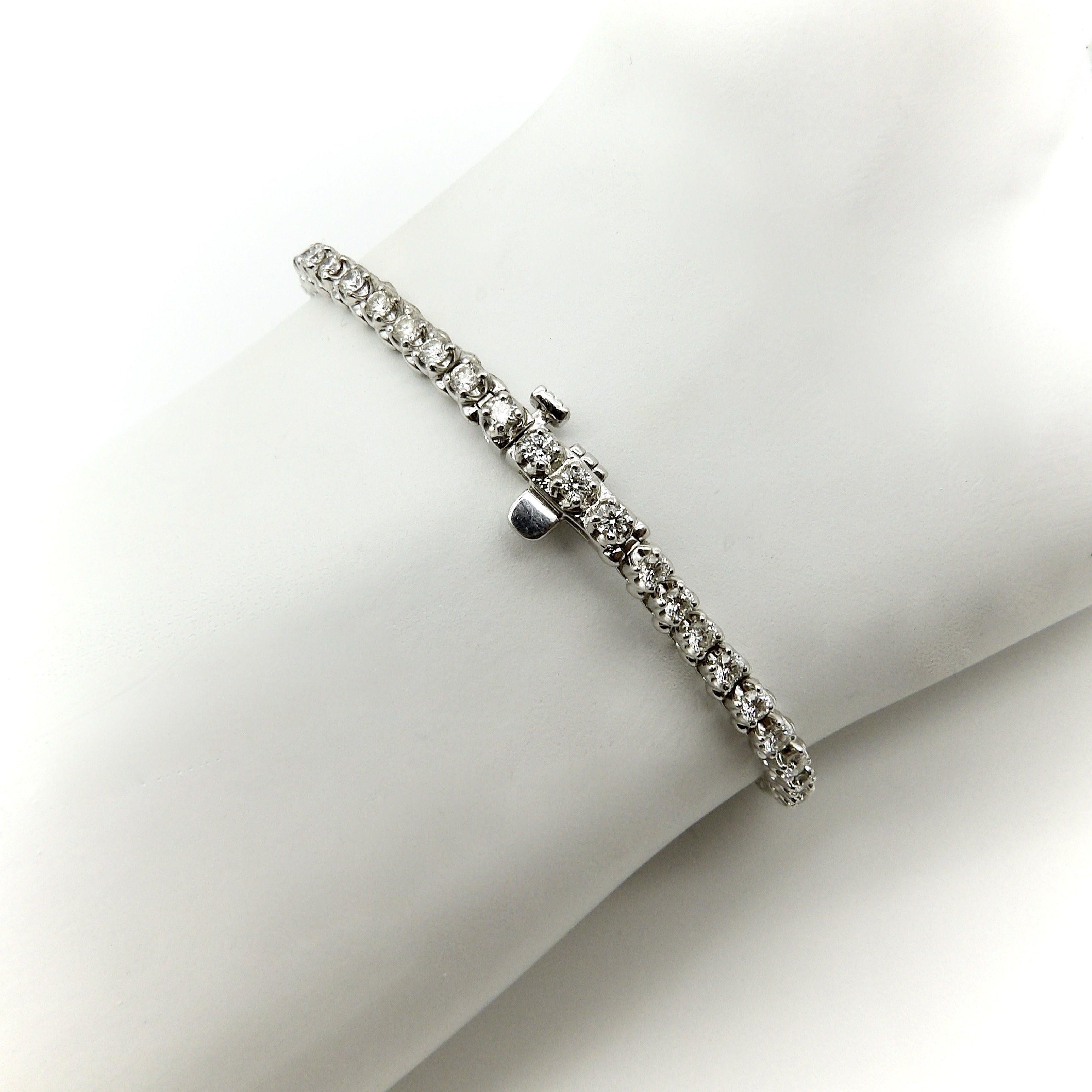 14K White Gold Diamond Tennis Bracelet 2.5 Carats In Excellent Condition For Sale In Venice, CA