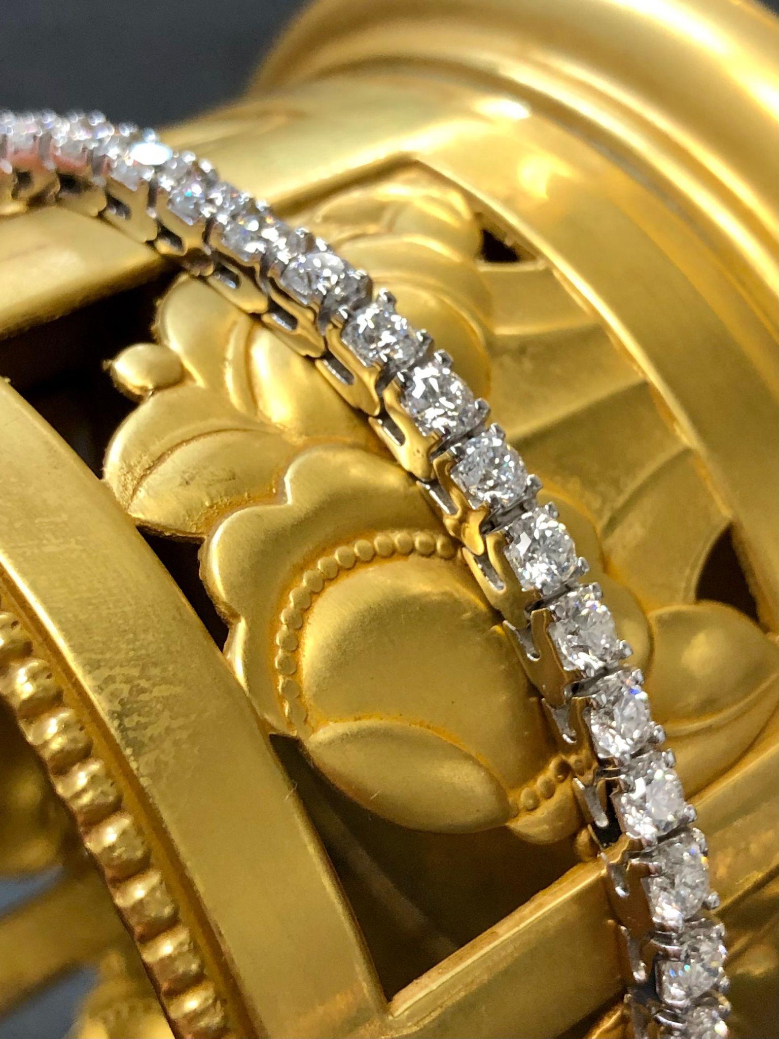 Ein klassisches Tennisarmband aus 14-karätigem Weißgold, besetzt mit 42 runden Diamanten im Vollschliff mit einer Farbe von G-I und einer Reinheit von Si1-2 mit einem Gesamtgewicht von ca. 7,15cttw.

Abmessungen
2,72 mm breit und 6,75