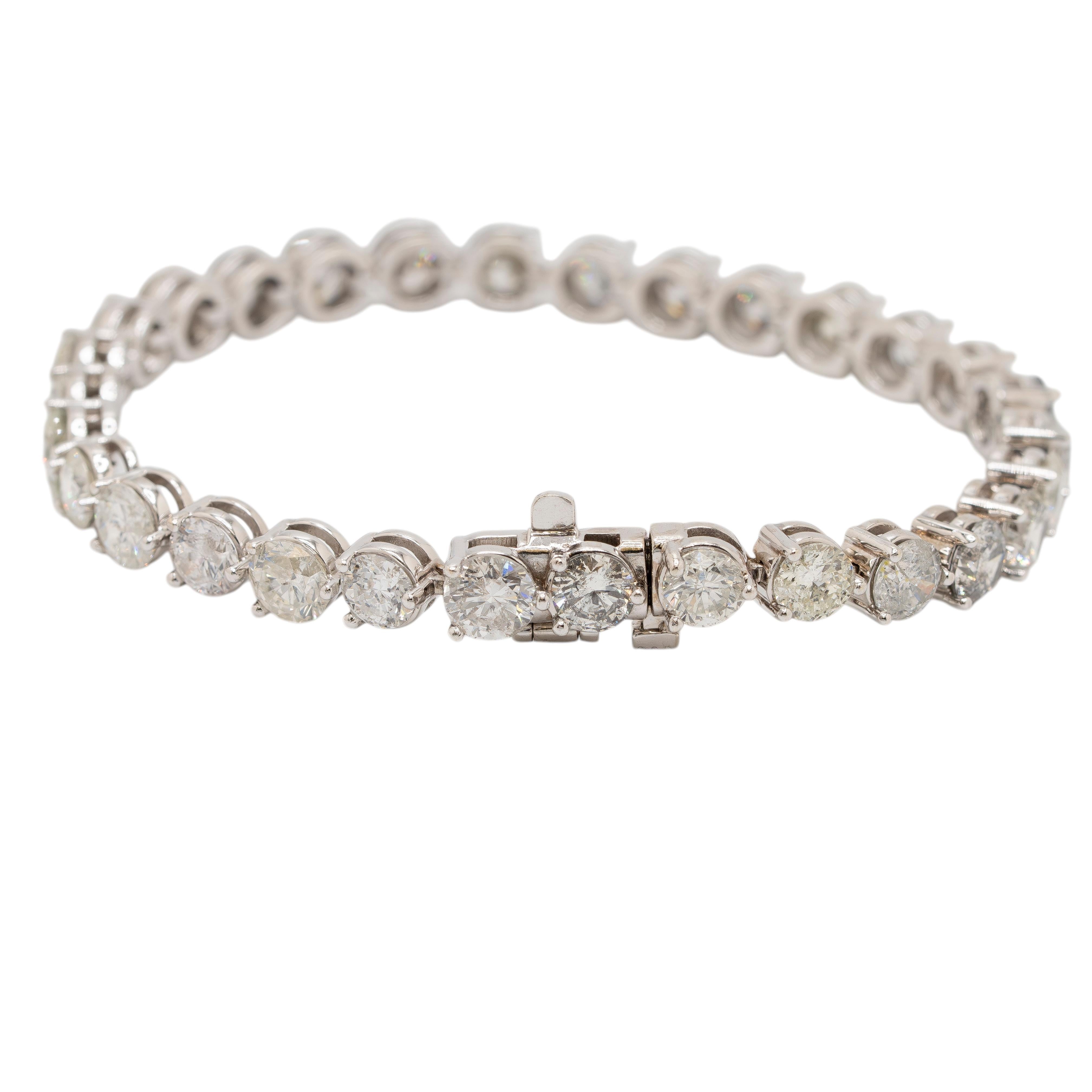 Questo splendido bracciale tennis in oro bianco 14k è impreziosito da 30 splendidi diamanti tondi taglio brillante per un totale di 12,67 carati. Ogni diamante è incastonato meticolosamente per creare una linea continua di brillantezza, offrendo