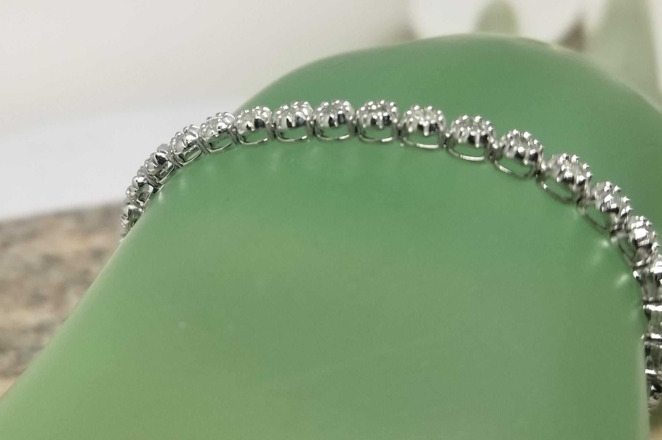 Bracelet tennis en or blanc 14 carats avec diamants sertis dans une monture en perles de 3,02 carats Unisexe en vente