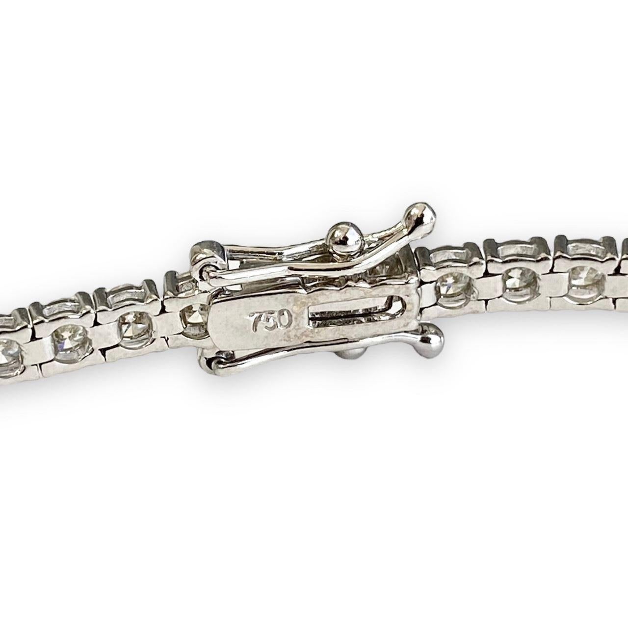 14k White Gold Diamond Tennis Bracelet Weighing 3.93ctw In Excellent Condition For Sale In Los Angeles, CA