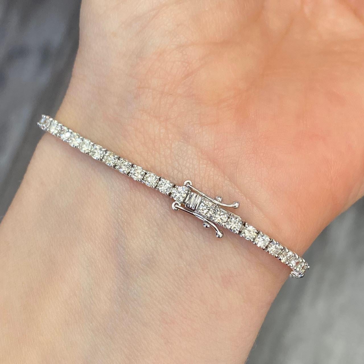 Contemporary 14k White Gold Diamond Tennis Bracelet Weighing 4.50ctw For Sale