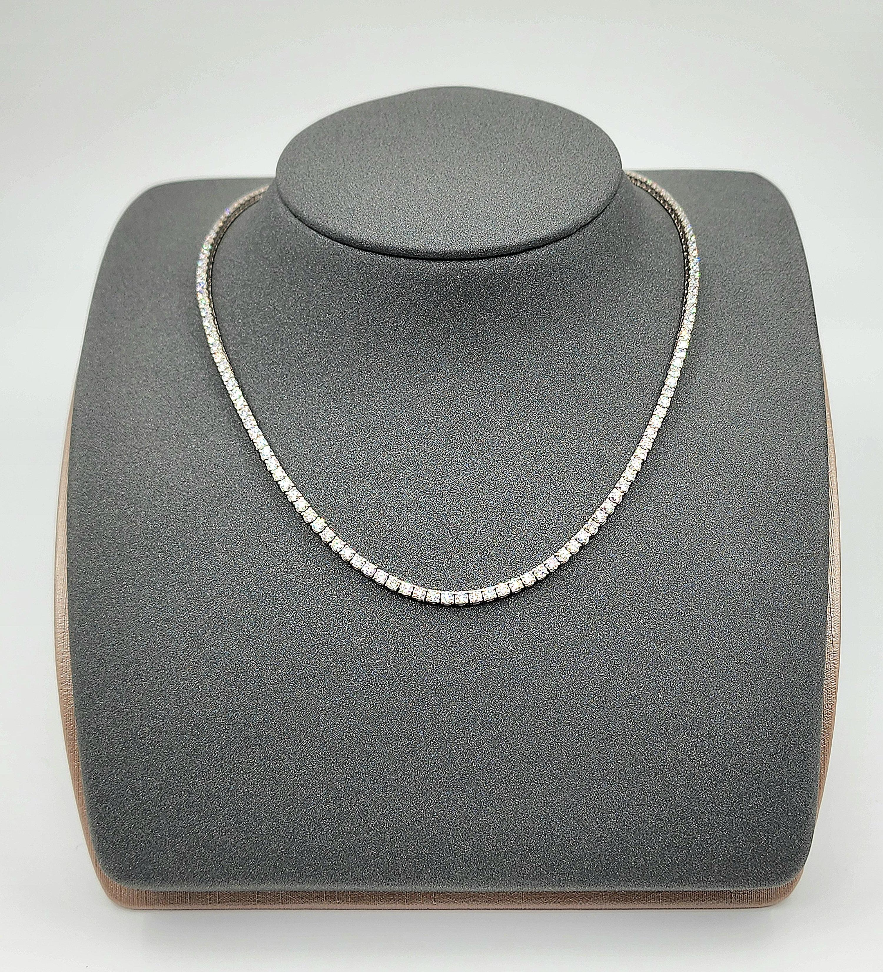 Ce collier de tennis exquis témoigne d'un savoir-faire exceptionnel et d'une élégance intemporelle. Avec environ 9,00 carats de diamants blancs de taille ronde, d'une pureté VS1/VS2 et d'une couleur F/G, chaque diamant est méticuleusement serti dans