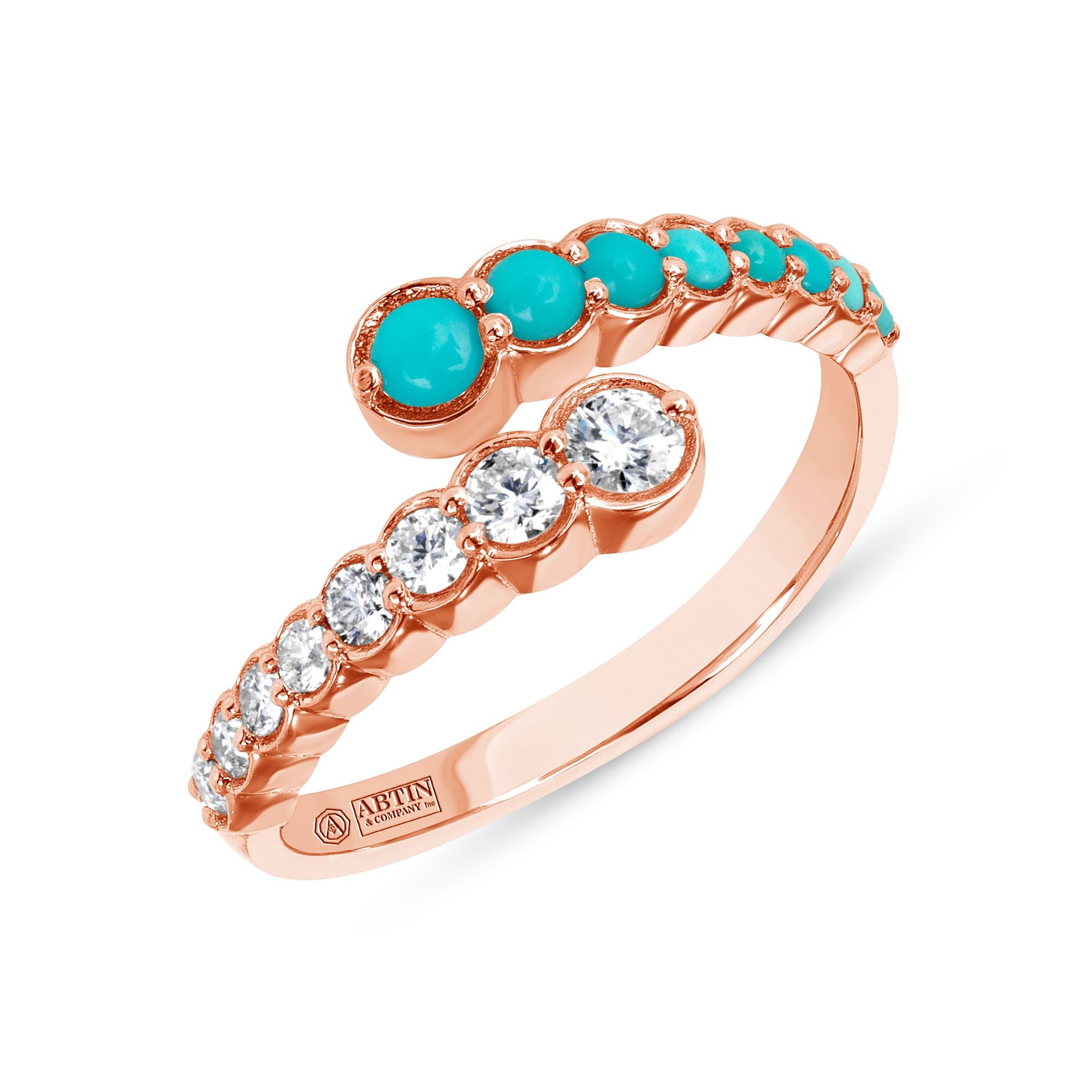 Dieser aus 14-karätigem Gold gefertigte Ring zeichnet sich durch klare und moderne Linien aus. Dieser moderne und stilvolle offene Bypass-Ring ist mit einem faszinierenden Rundschliff besetzt. 
Diamanten und echtem Türkis. Stapeln Sie ihn mit Ihren