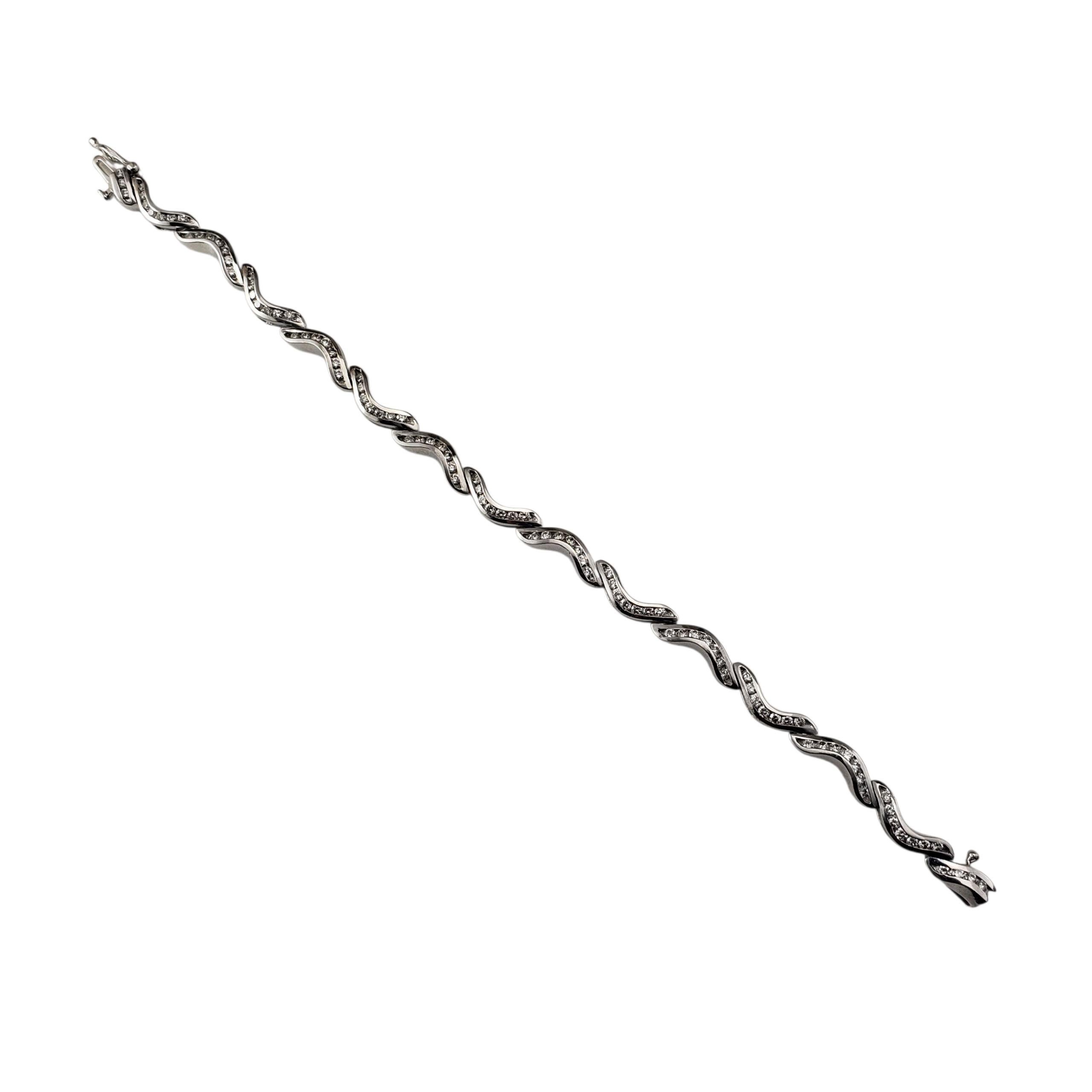 Bracciale A Link con diamanti in oro bianco 14K.

Elegante e fluido, questo bracciale in oro bianco 14K presenta un grazioso design a maglie ondulate con 97 diamanti rotondi taglio brillante. Le pietre scintillanti sono incastonate lungo le curve e