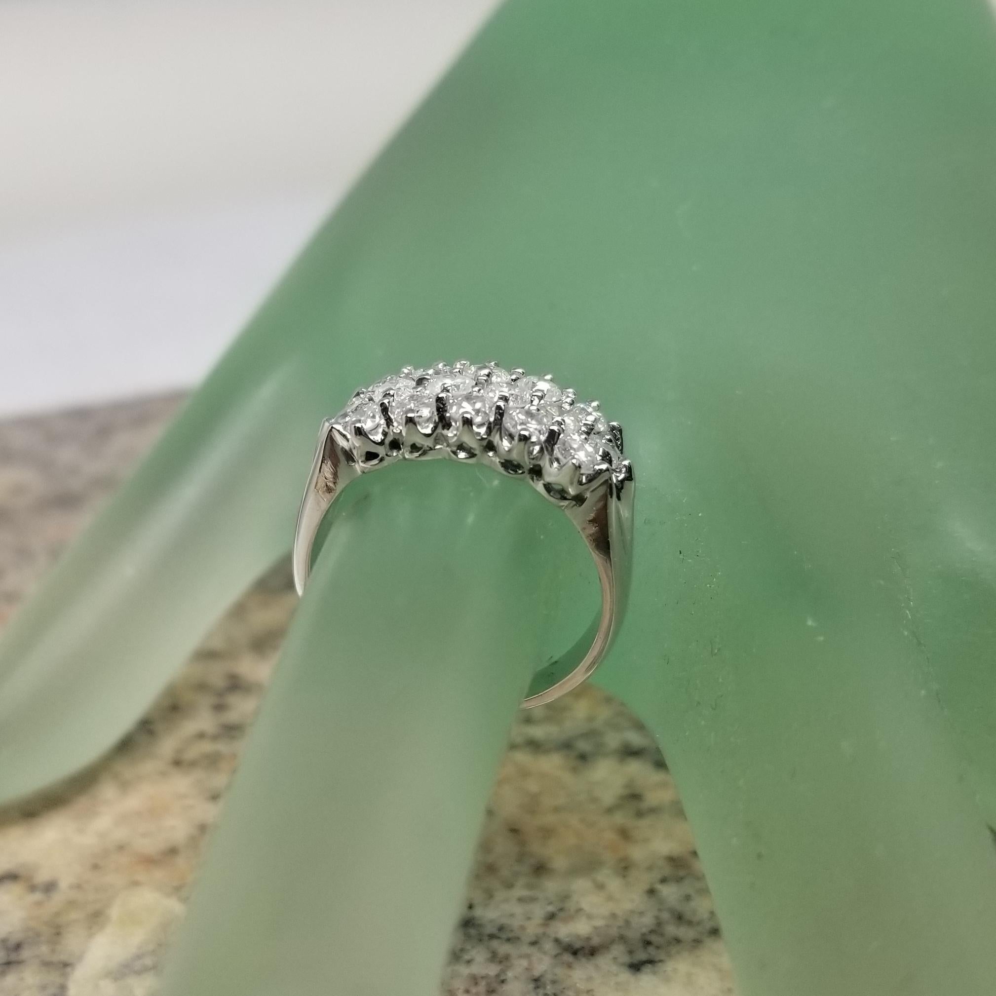 14k Weißgold Diamant-Hochzeitsring mit 3 Reihen Ring  im Angebot 1