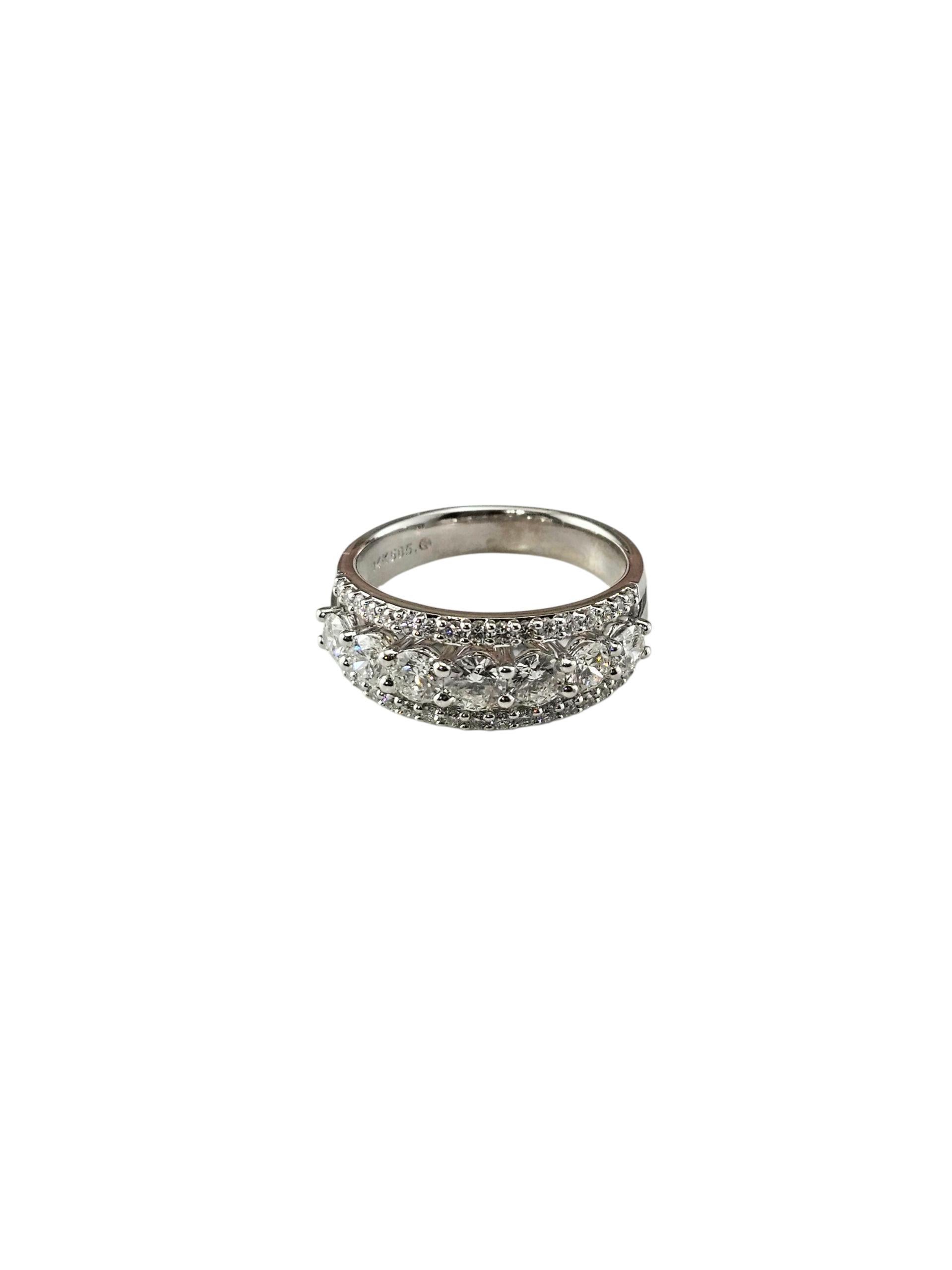 14K Weißgold und Diamant Hochzeit / Jahrestag Band Ring Größe 7-7,25

Brillantes Funkeln trifft auf zeitlose Eleganz in diesem atemberaubenden Armband aus 14 Karat Weißgold, das mit 41 runden Diamanten im Brillantschliff bestückt ist. Das Design