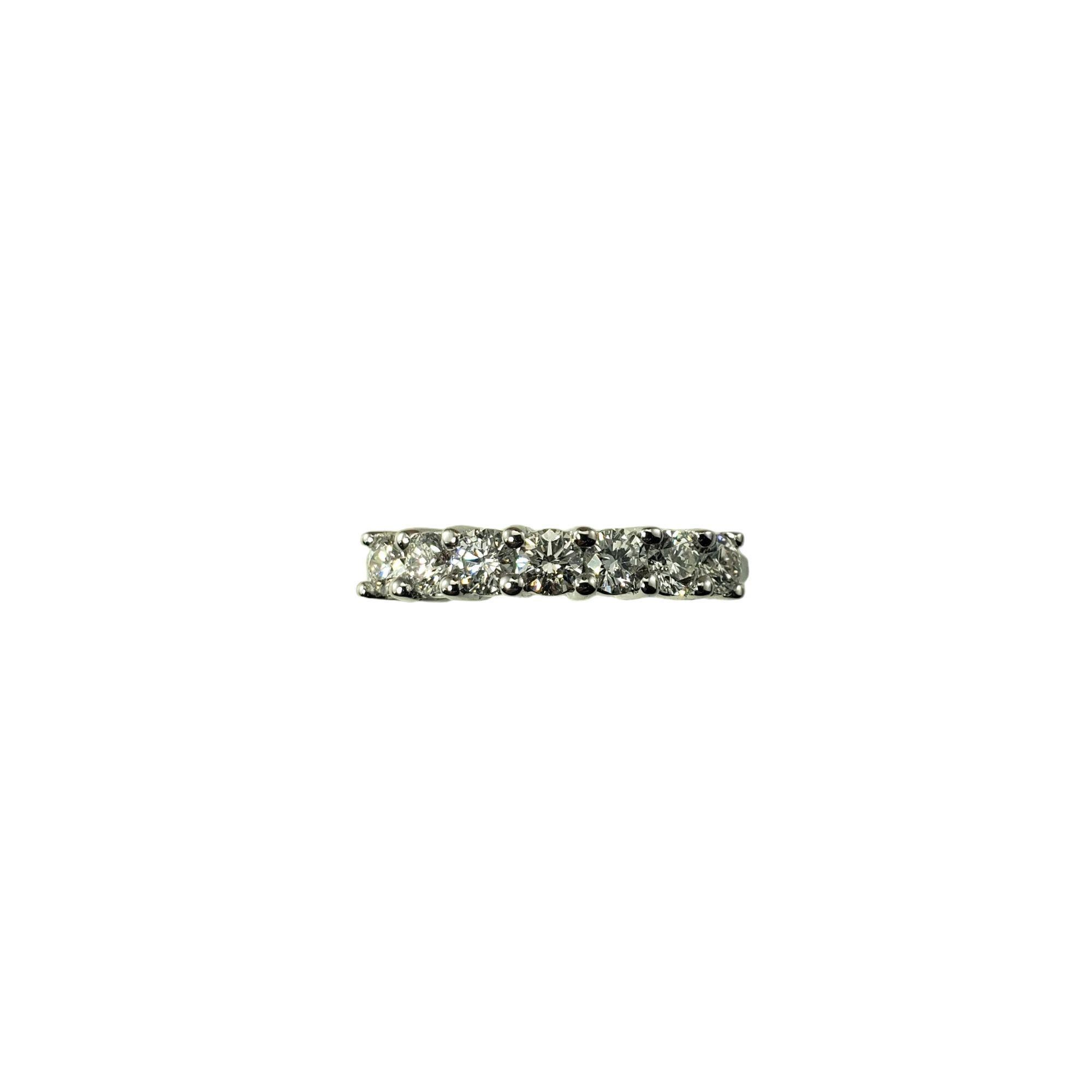 14 Karat White Gold and Diamond Wedding Band Ring Size 6.25 JAGi Certified-

Ce bracelet étincelant présente sept diamants ronds de taille brillante sertis dans de l'or blanc 14K classique. Largeur : 4 mm. Queue : 1,5 mm.

Poids total des diamants :