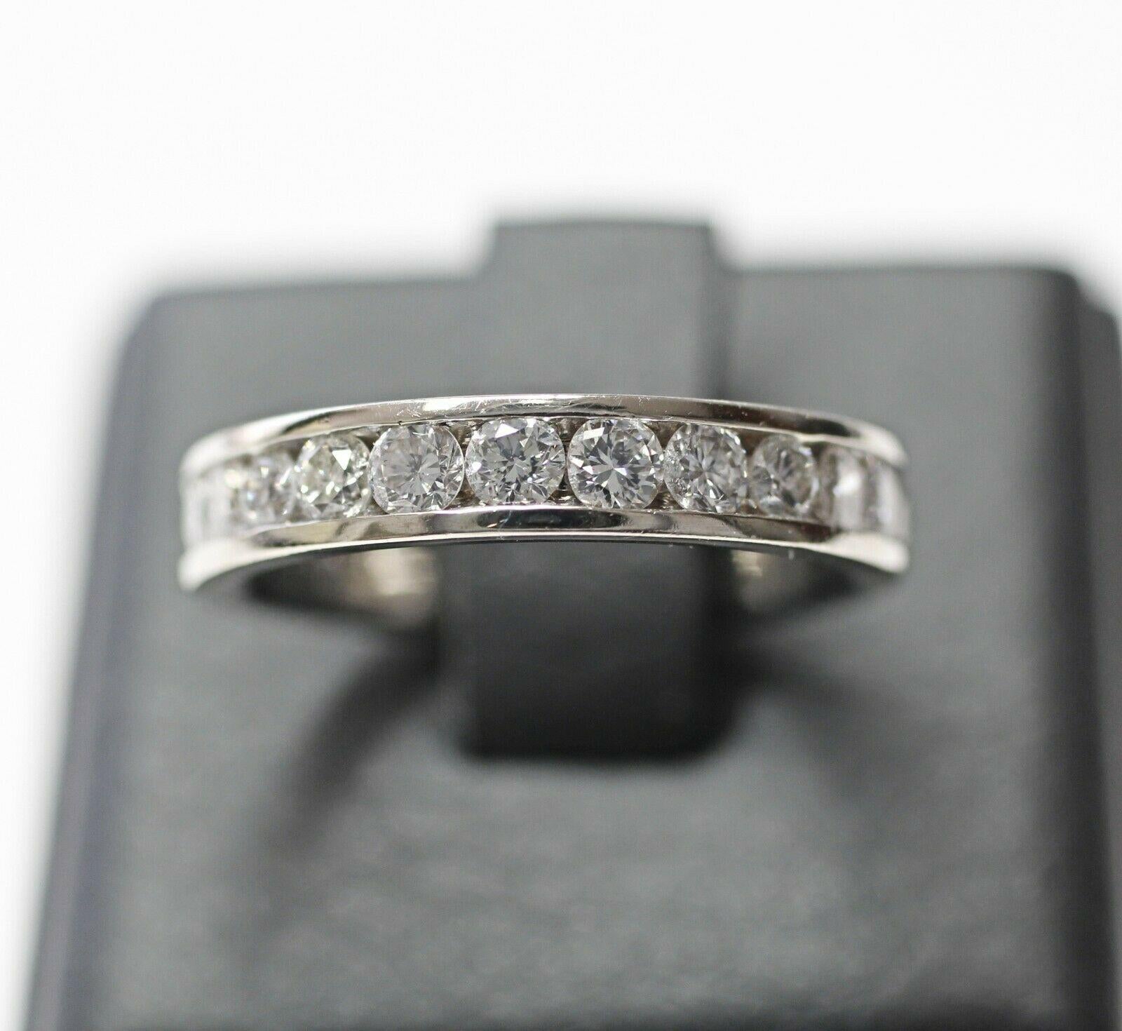  Beautiful diamond eternity ring features 11 pieces of diamonds in approximately 0.50 carat total weight, G color and Si1 in clarity. This ring crafted in 14k white gold in size 4.25US
Specifications:
    main stone: ROUND CUT DIAMOND
    diamonds: