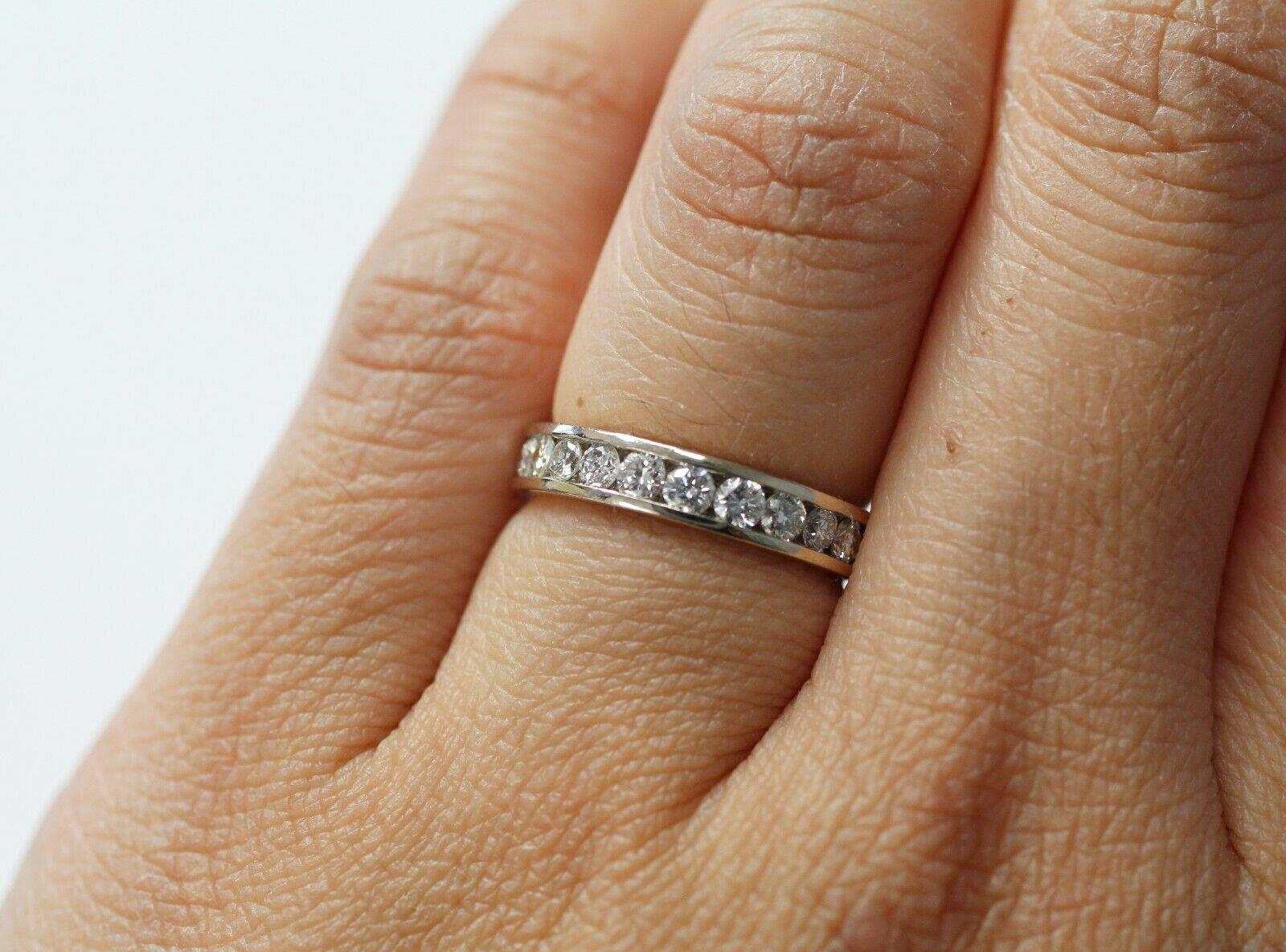 14 Karat White Gold Diamond Wedding Ring In Excellent Condition For Sale In Los Angeles, CA