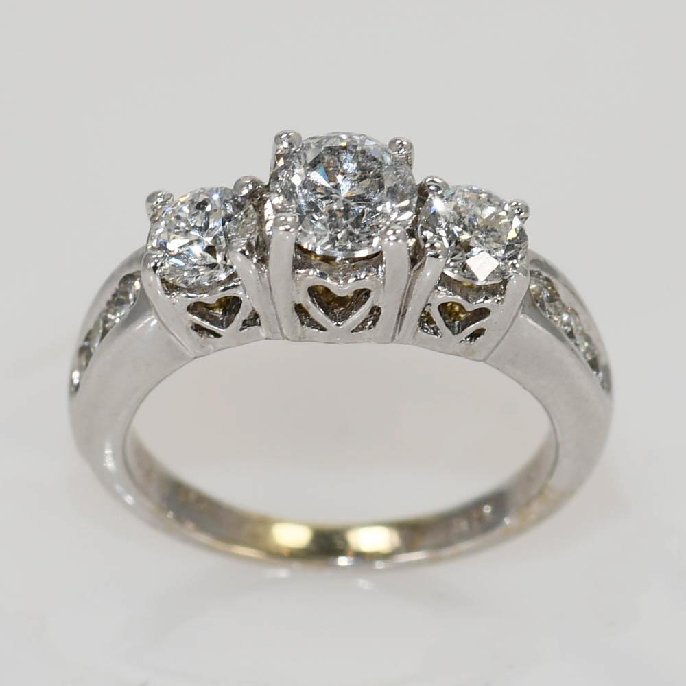 Damen-Diamantring in einer 14-karätigen Weißgoldfassung.
Gestempelt 14k und wiegt 7 Gramm.
Der zentrale Diamant ist ein 0,50 Karat runder Brillantschliff, Farbe H, Reinheit I1.
Die beiden seitlichen Diamanten haben jeweils 0,25 Karat, Farbe H bis I,