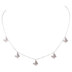 Collana con charme a forma di farfalla in oro bianco 14 carati con pavé di diamanti