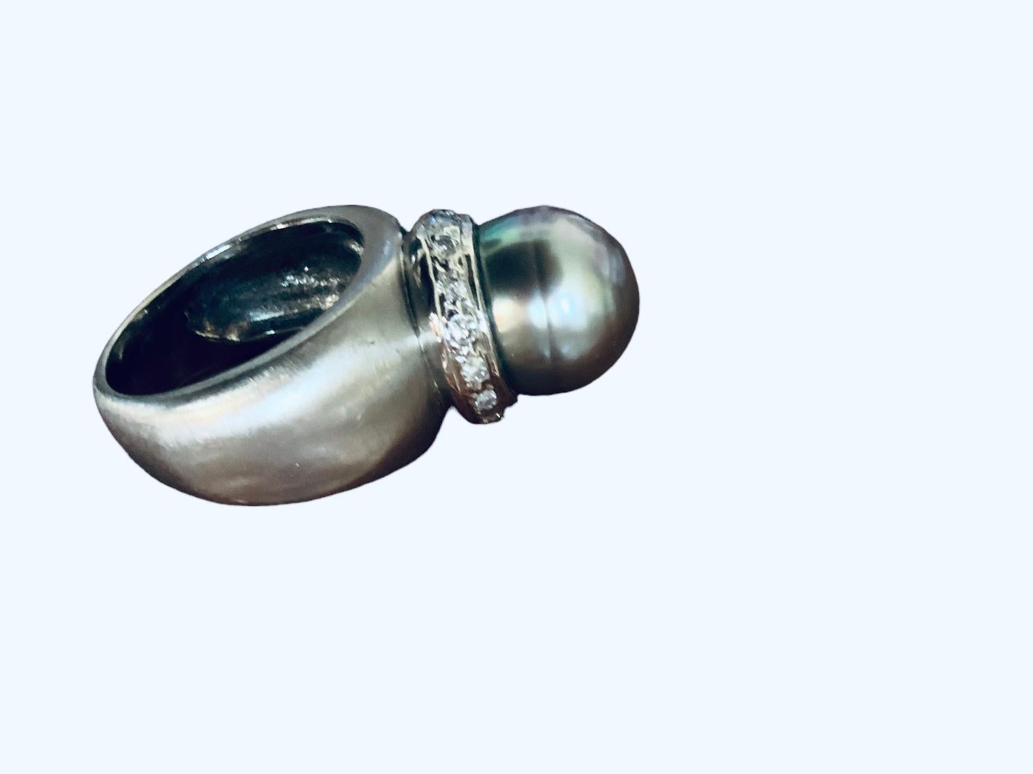Dies ist ein 14K Weißgold, Diamanten und Südseeperle Cocktailring. Er zeigt eine runde, blau-graue Lumin-Perle, die von einer breiten Ringbasis aus Weißgold getragen wird, die mit Diamanten in Pflasterfassung verziert ist.