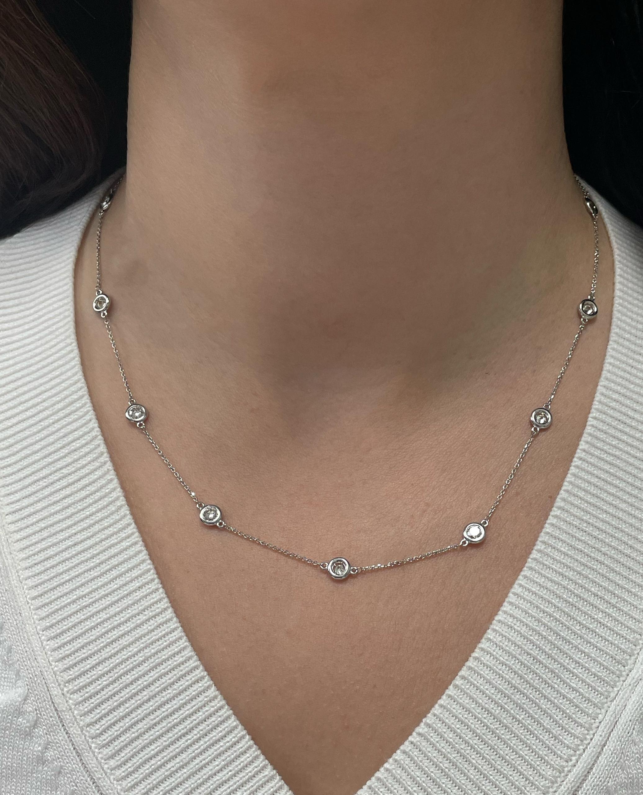Collier en or blanc 14K diamants by the yard avec 12 diamants sertis en chaton pesant 2,13 carats au total.  

- Les diamants sont de couleur G/H et de pureté SI1.  
- Collier de 18 pouces de long 