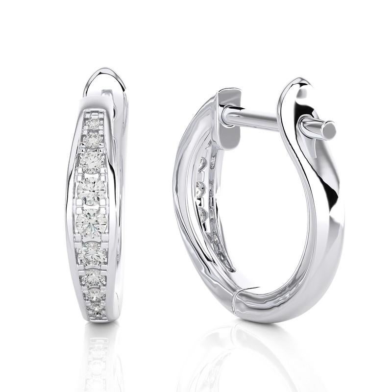 Unterstreichen Sie Ihre Eleganz mit unserem 14K White Gold Diamonds Huggie Earring, der mit zarten 0,15 CTW schillernden Diamanten besetzt ist. Dieser mit höchster Präzision gefertigte Ohrring im Huggie-Stil bietet einen bequemen und sicheren Sitz