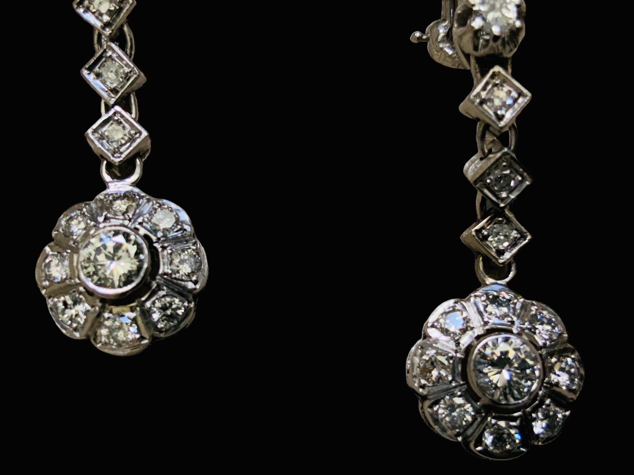 14K White Gold Diamonds Pair Of Earrings  For Sale 2