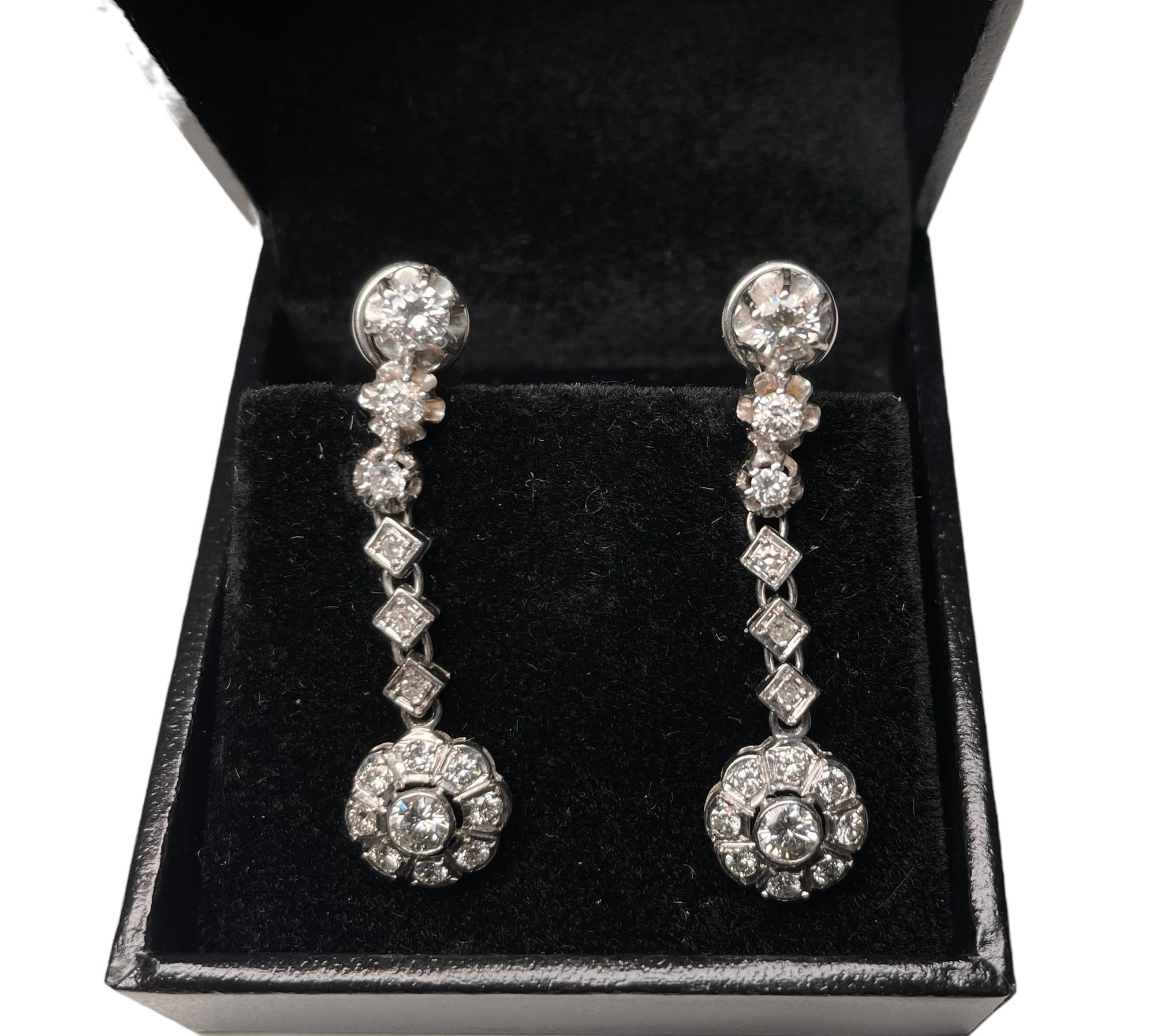 14K White Gold Diamonds Pair Of Earrings  For Sale 5